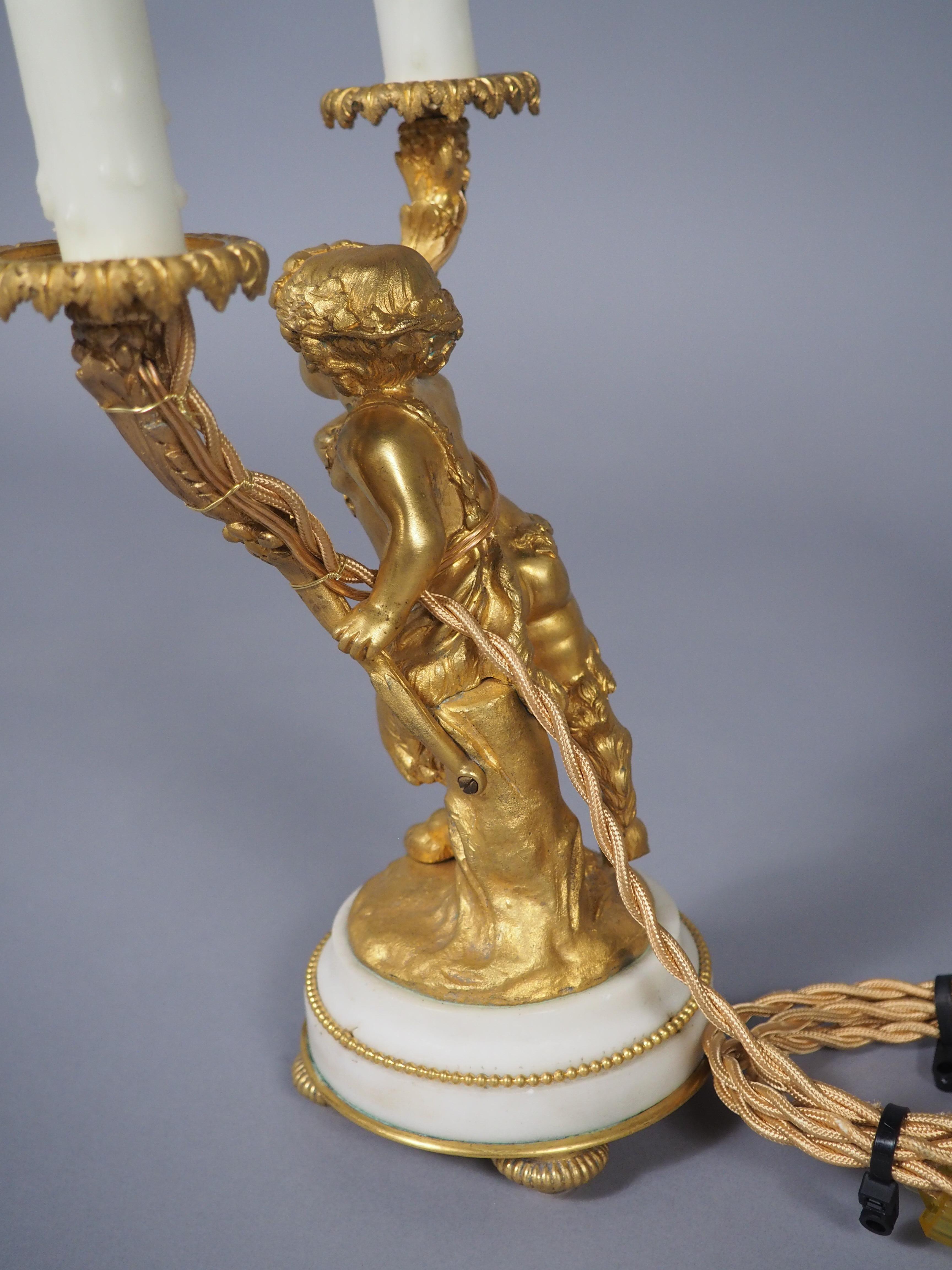 Pareja de refinadas lámparas candelabro de bronce dorado y mármol estilo Luis XVI de C. 1850 en venta 12