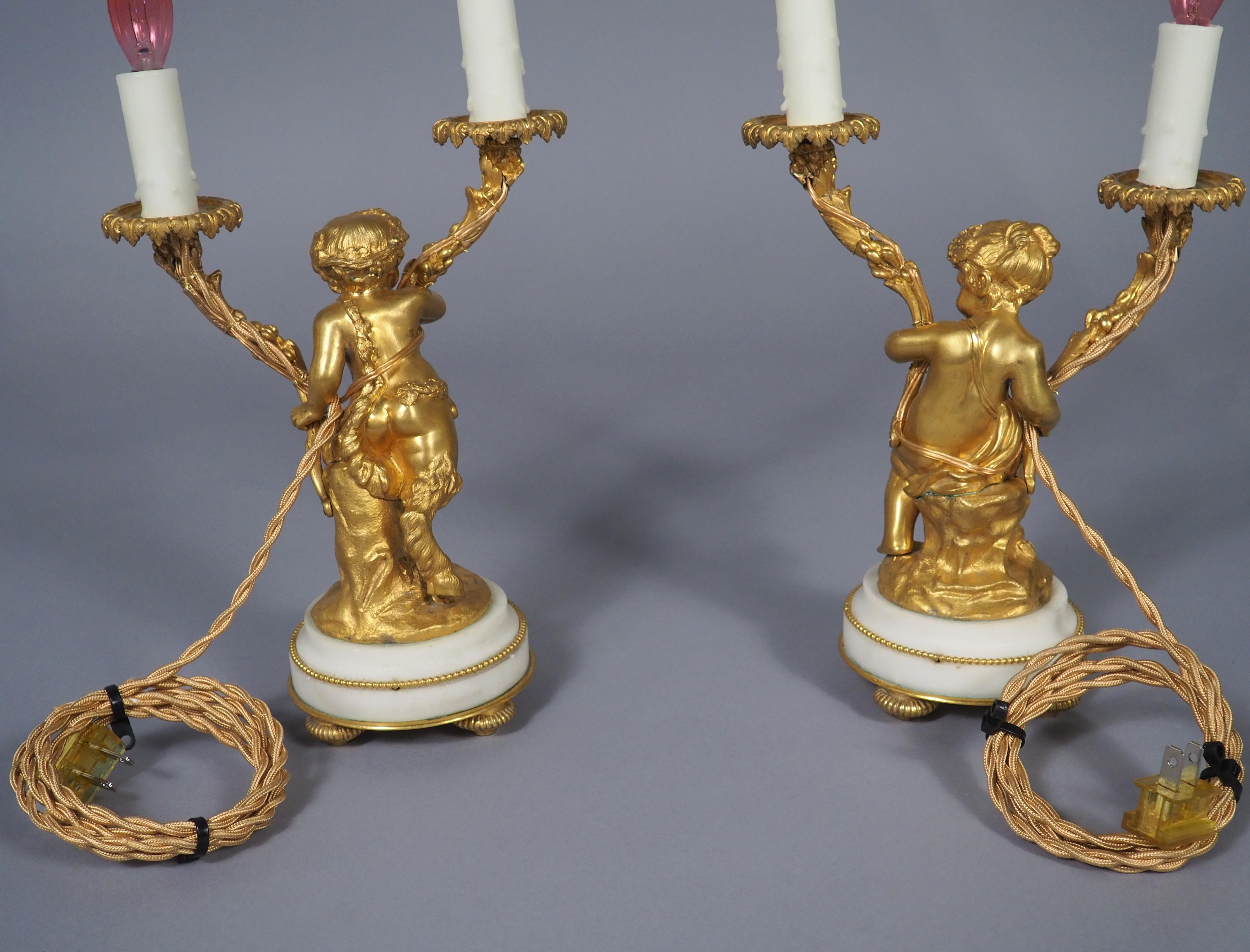 Pareja de refinadas lámparas candelabro de bronce dorado y mármol estilo Luis XVI de C. 1850 en venta 13