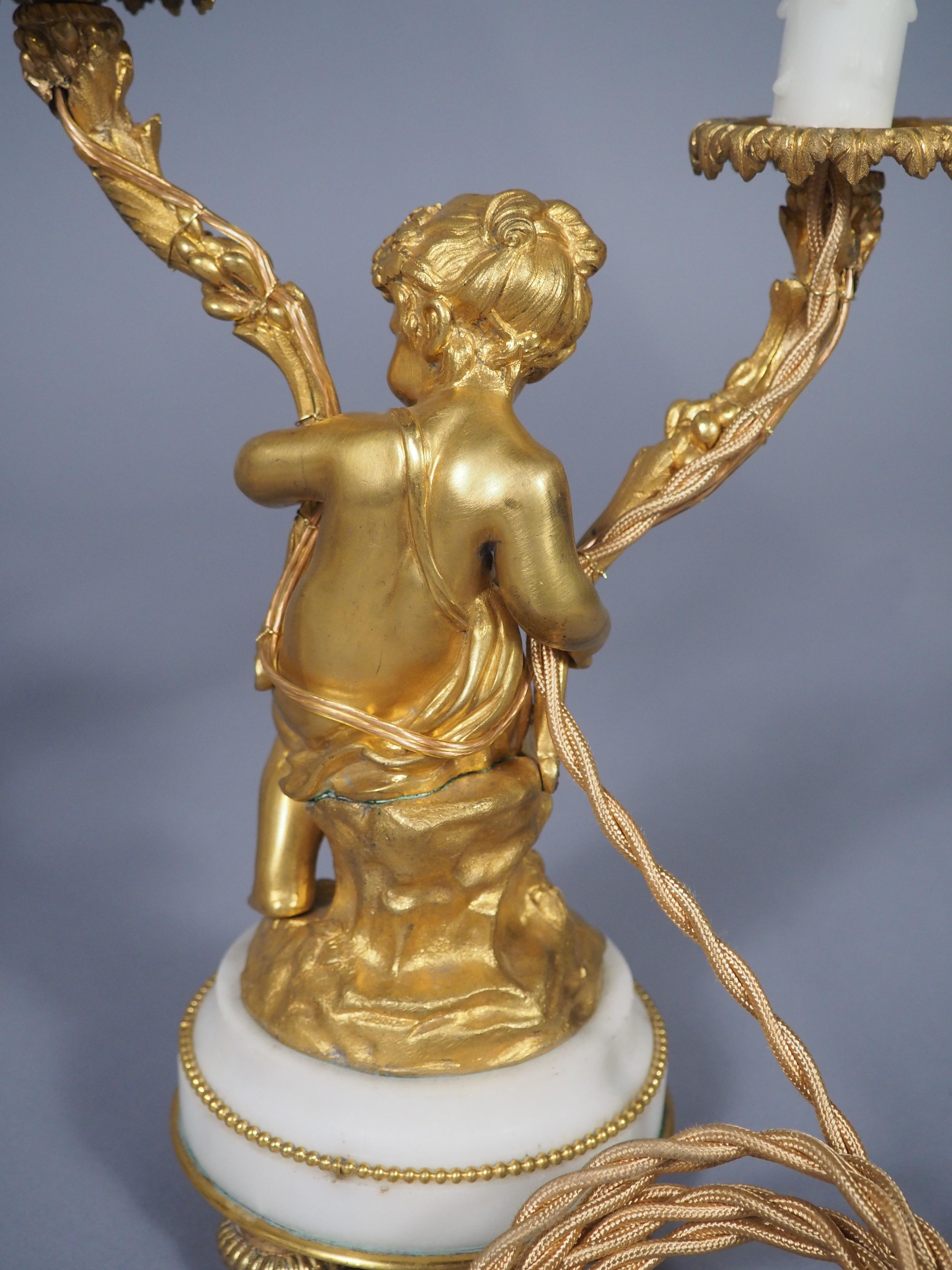 Pareja de refinadas lámparas candelabro de bronce dorado y mármol estilo Luis XVI de C. 1850 Francés en venta