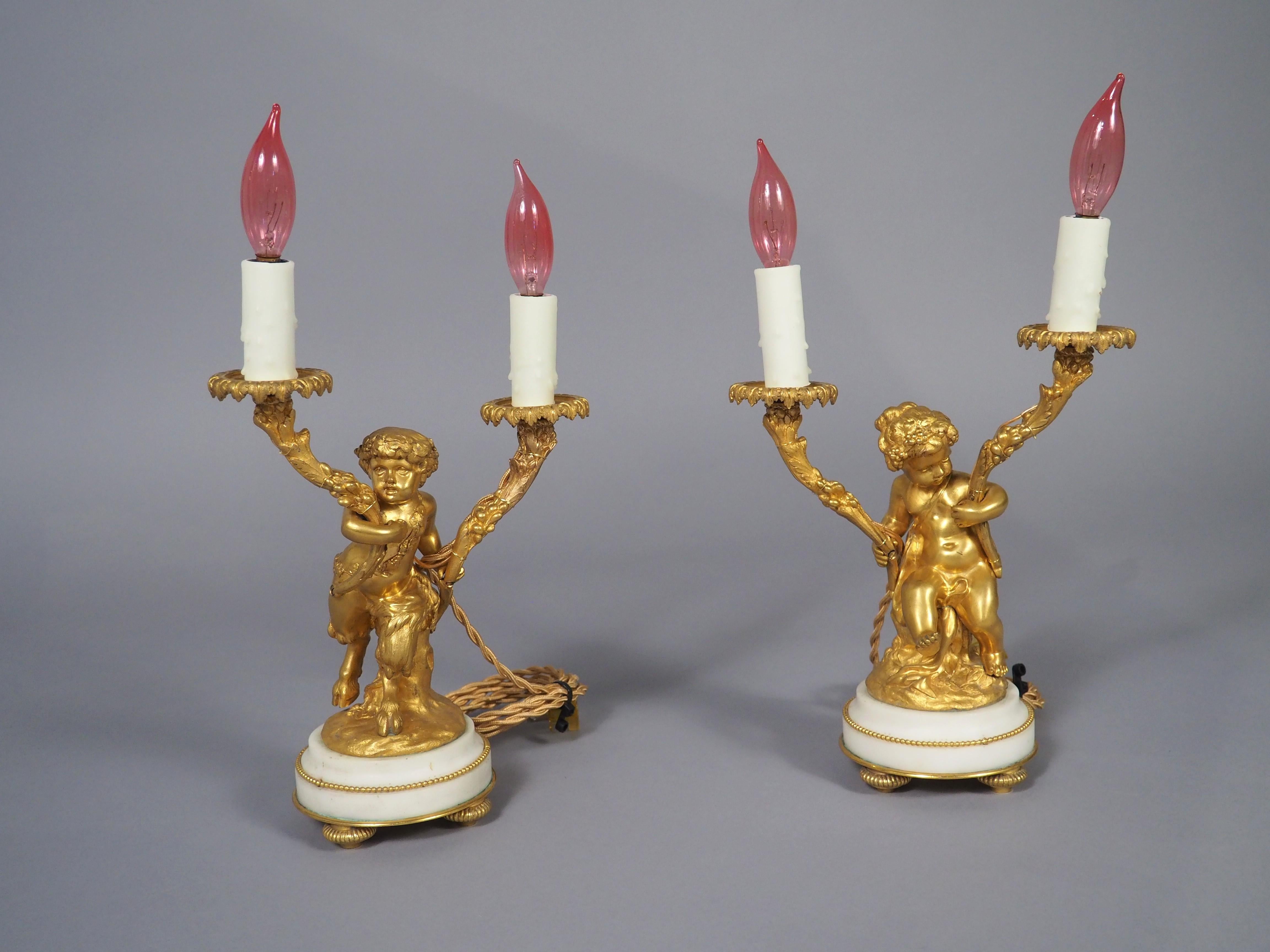 Pareja de refinadas lámparas candelabro de bronce dorado y mármol estilo Luis XVI de C. 1850 Tallado a mano en venta