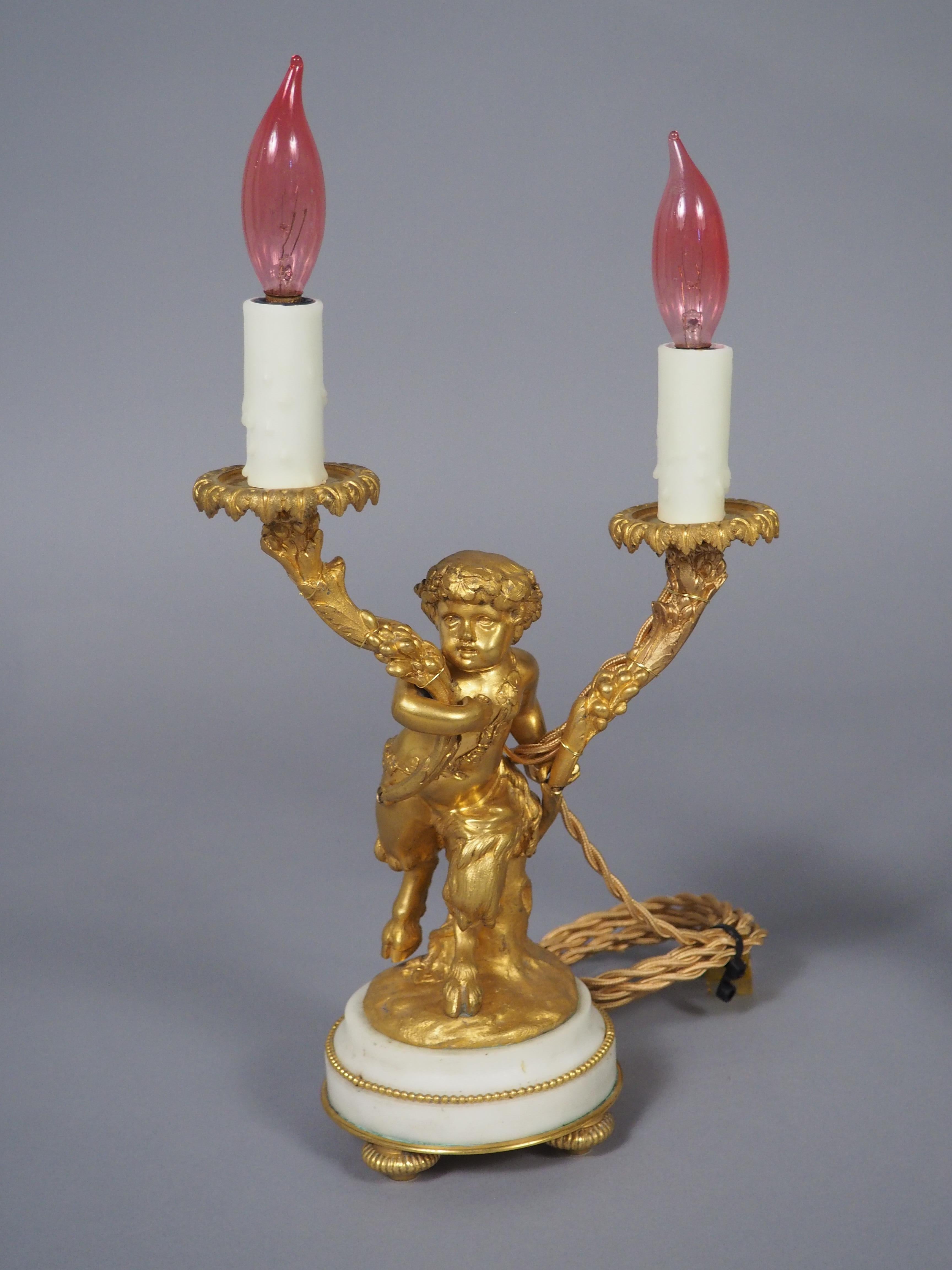 Pareja de refinadas lámparas candelabro de bronce dorado y mármol estilo Luis XVI de C. 1850 en Bueno estado para la venta en Dallas, TX