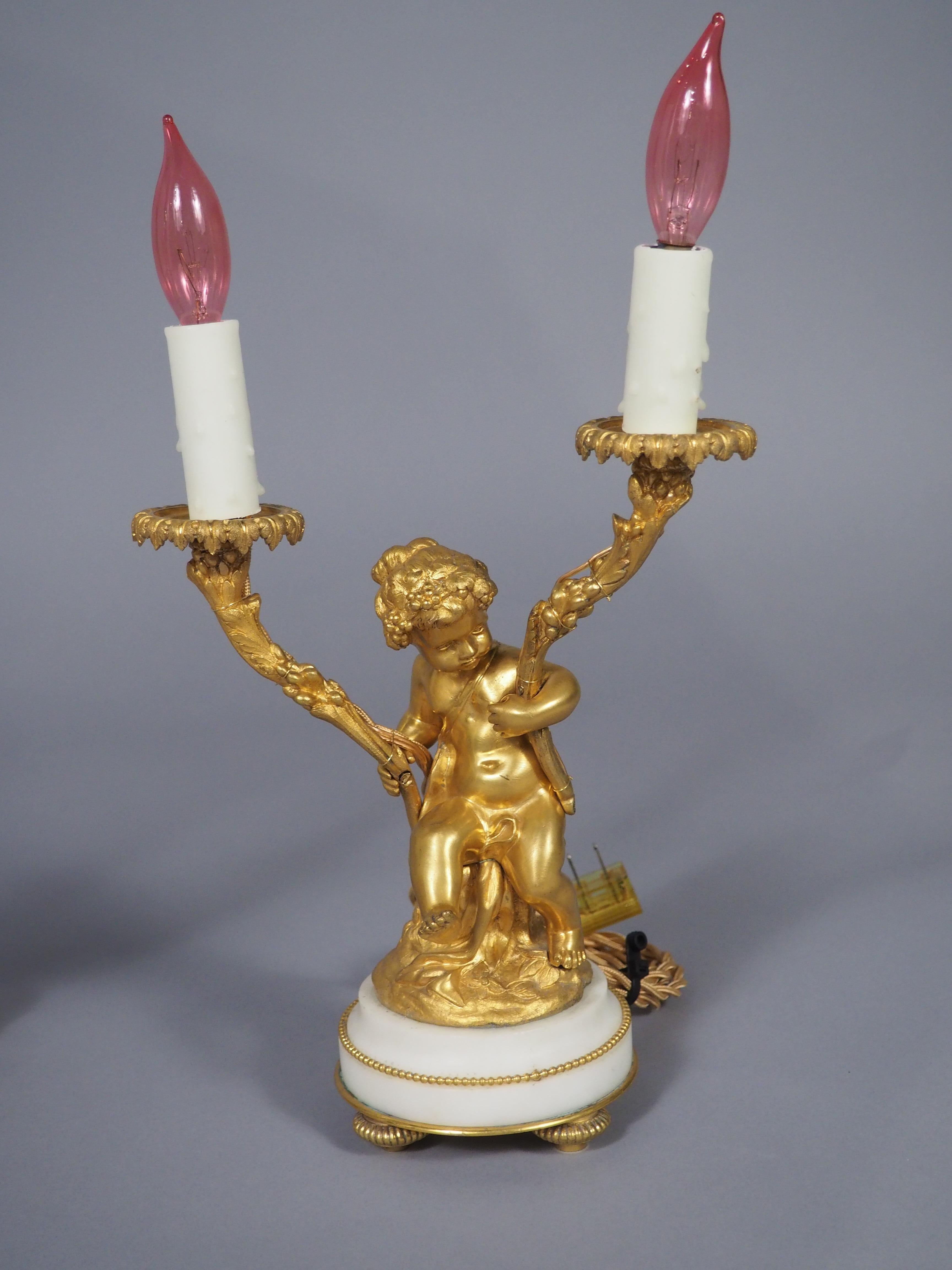Pareja de refinadas lámparas candelabro de bronce dorado y mármol estilo Luis XVI de C. 1850 siglo XIX en venta