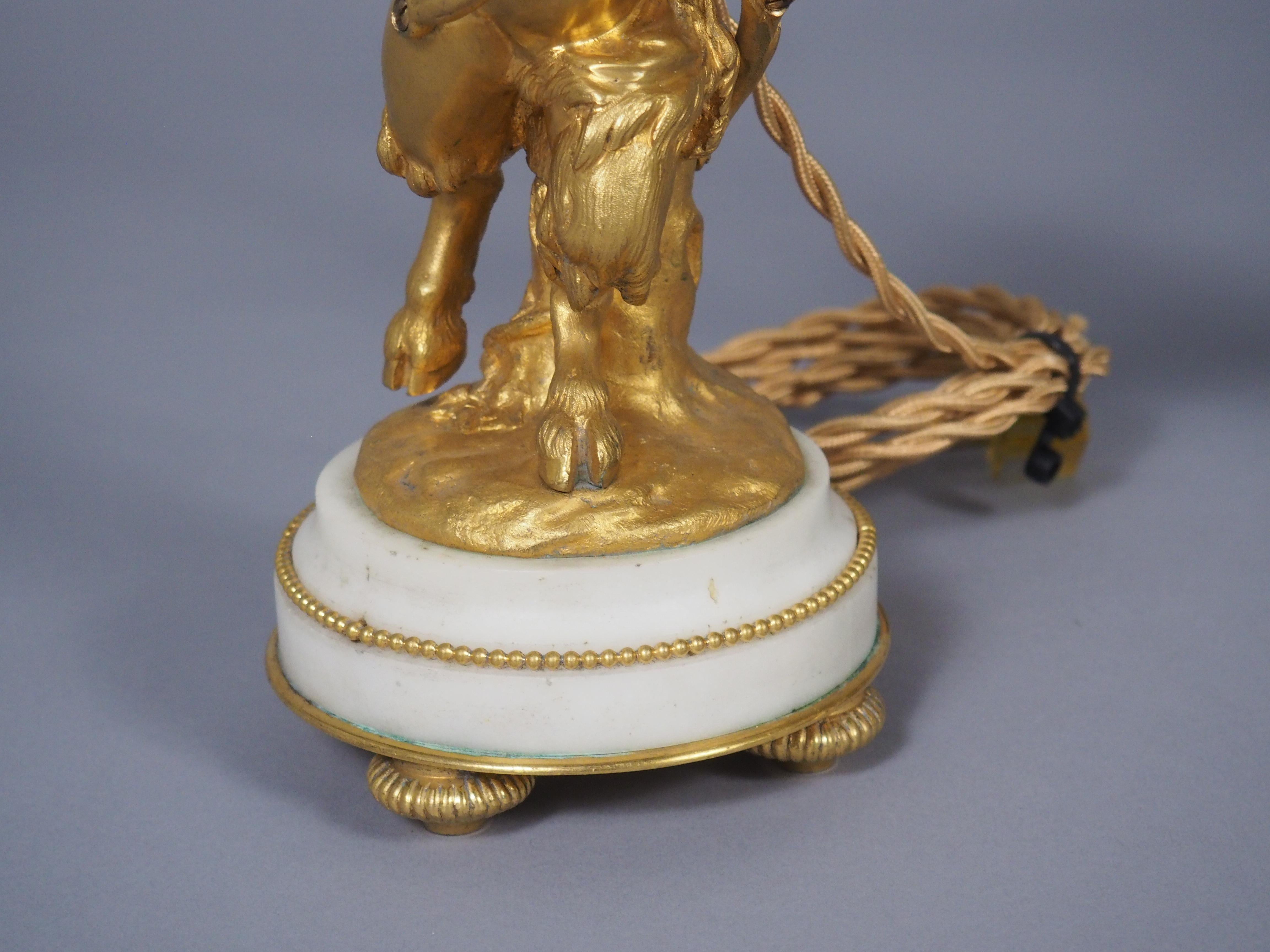 Pareja de refinadas lámparas candelabro de bronce dorado y mármol estilo Luis XVI de C. 1850 Bronce en venta