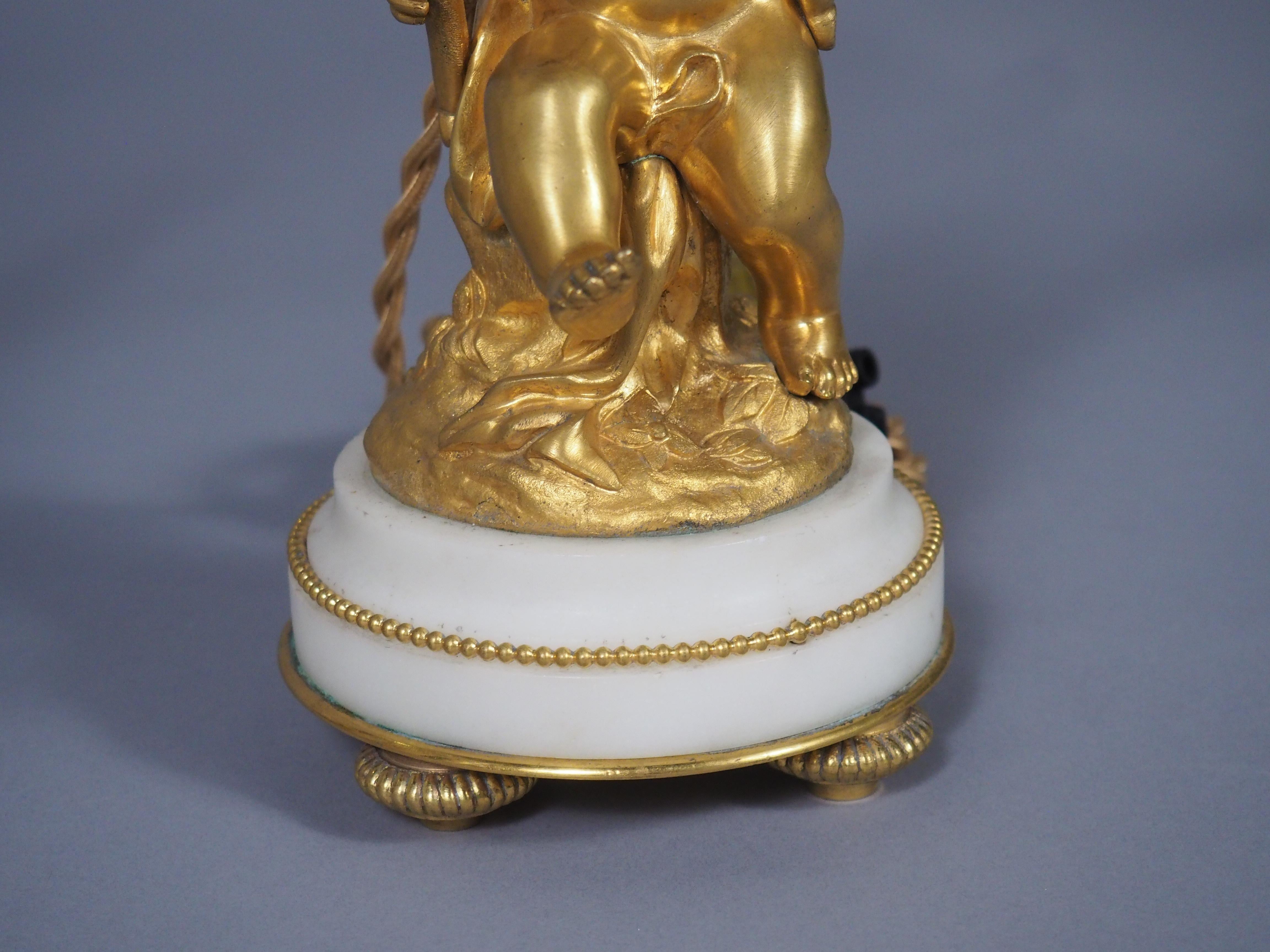 Pareja de refinadas lámparas candelabro de bronce dorado y mármol estilo Luis XVI de C. 1850 en venta 1