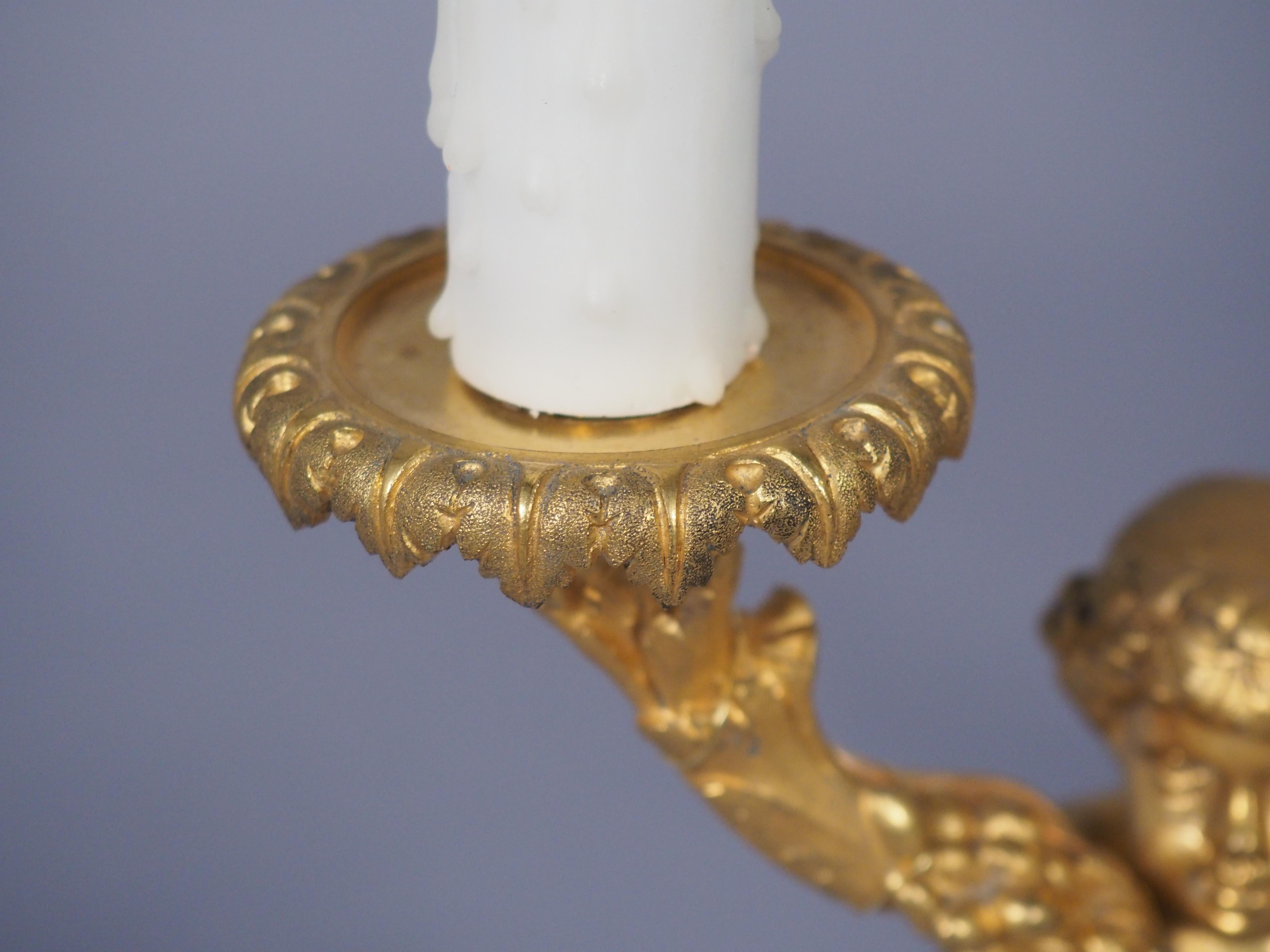 Pareja de refinadas lámparas candelabro de bronce dorado y mármol estilo Luis XVI de C. 1850 en venta 2