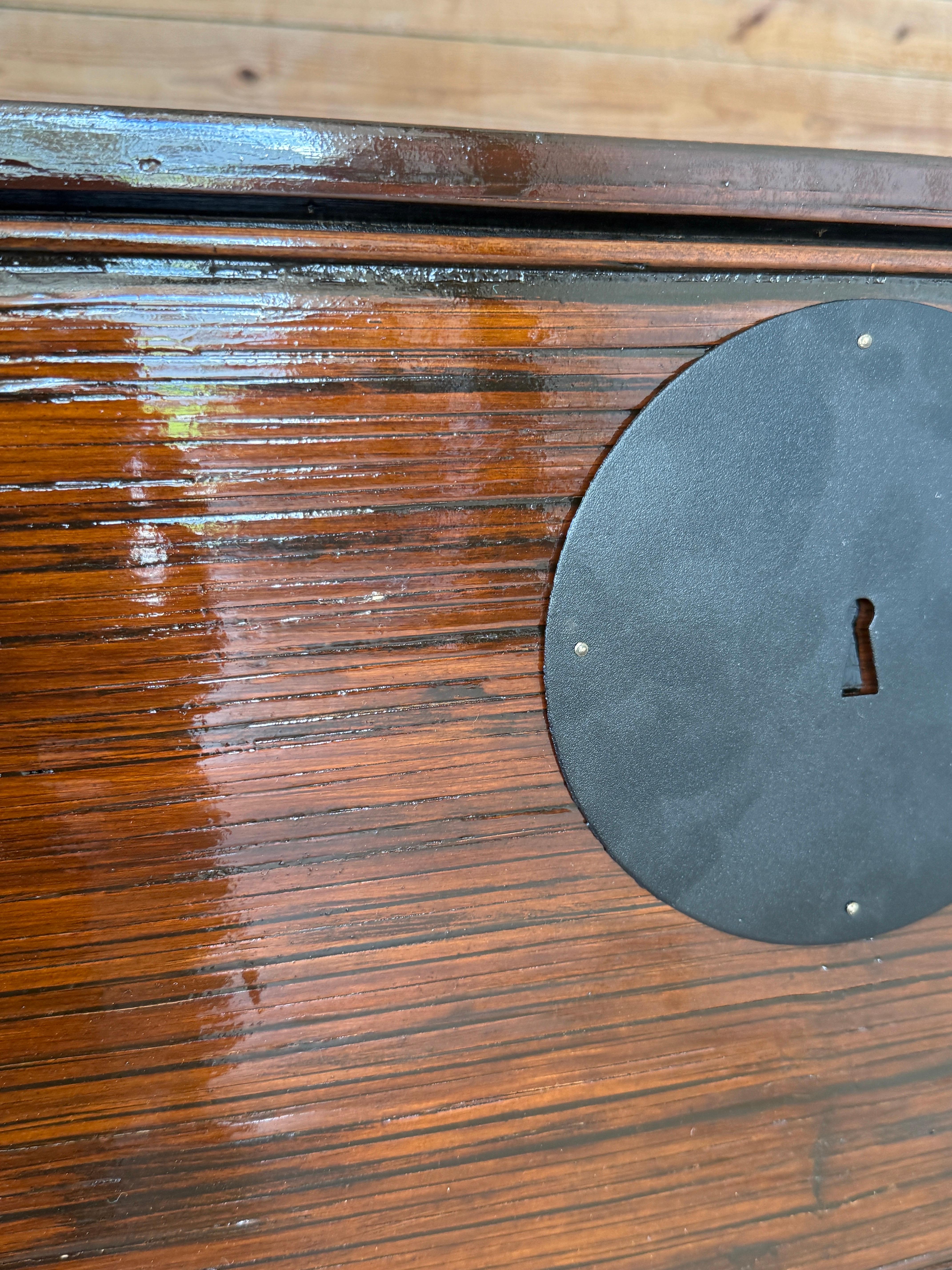 Une paire de coffres d'inspiration Campaigner de la collection Acquisitions by Henredon, présentant des ferrures audacieuses de style laiton et une forme épurée. Chaque commode comporte deux larges tiroirs avec des plaques de serrure circulaires