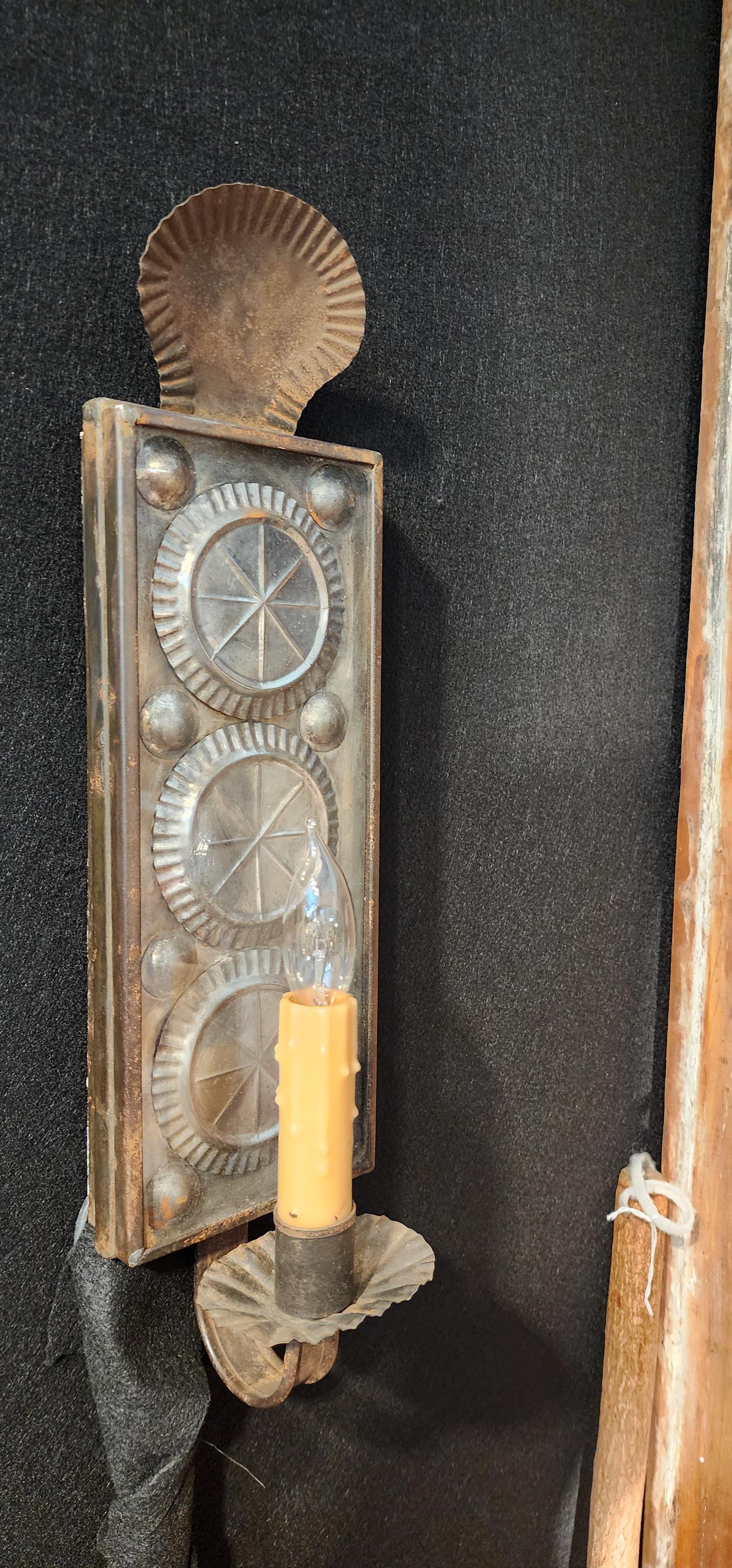 Pair of Reflector Wall Sconces in Pewter and Tin (Amerikanisch Kolonial) im Angebot