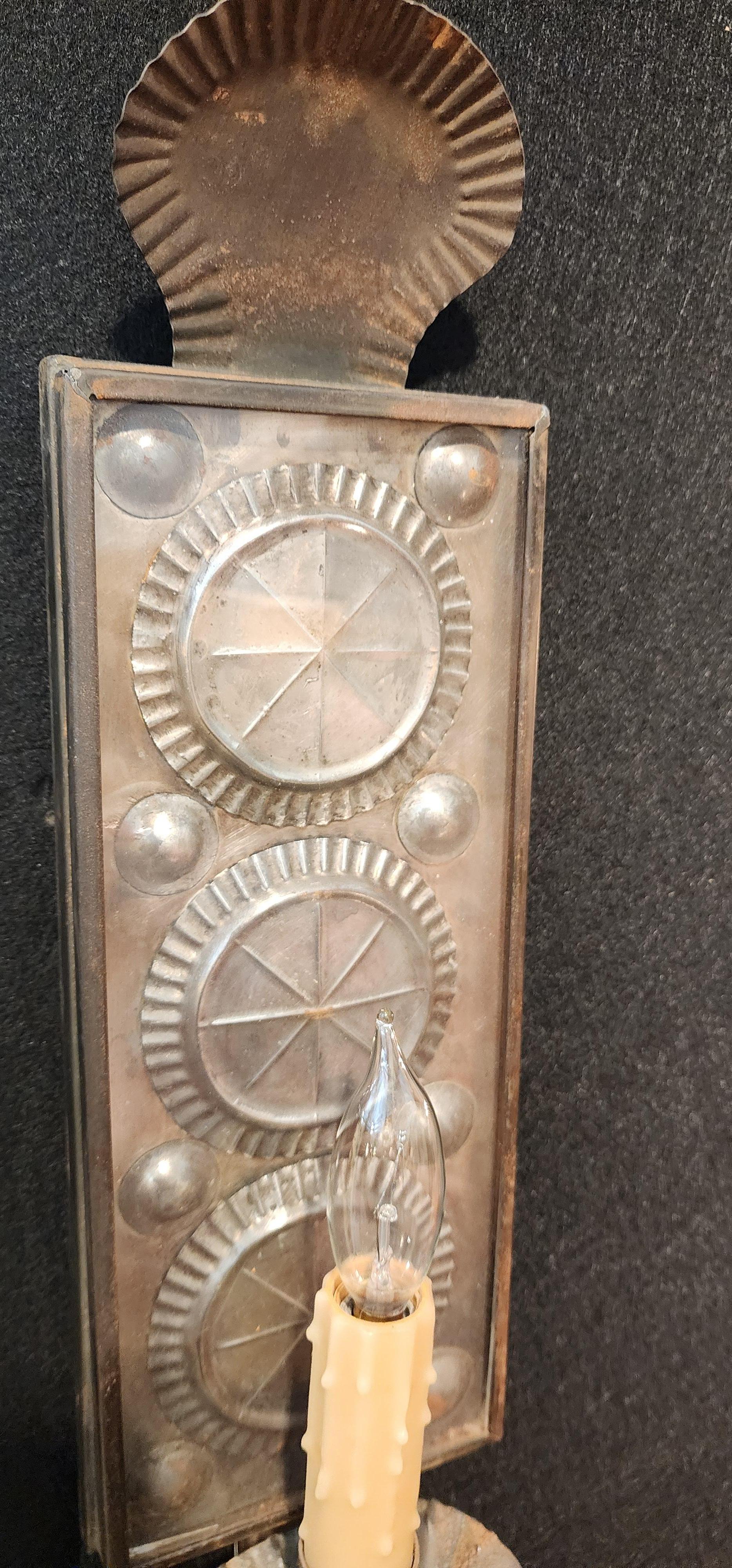 Pair of Reflector Wall Sconces in Pewter and Tin (Handgefertigt) im Angebot