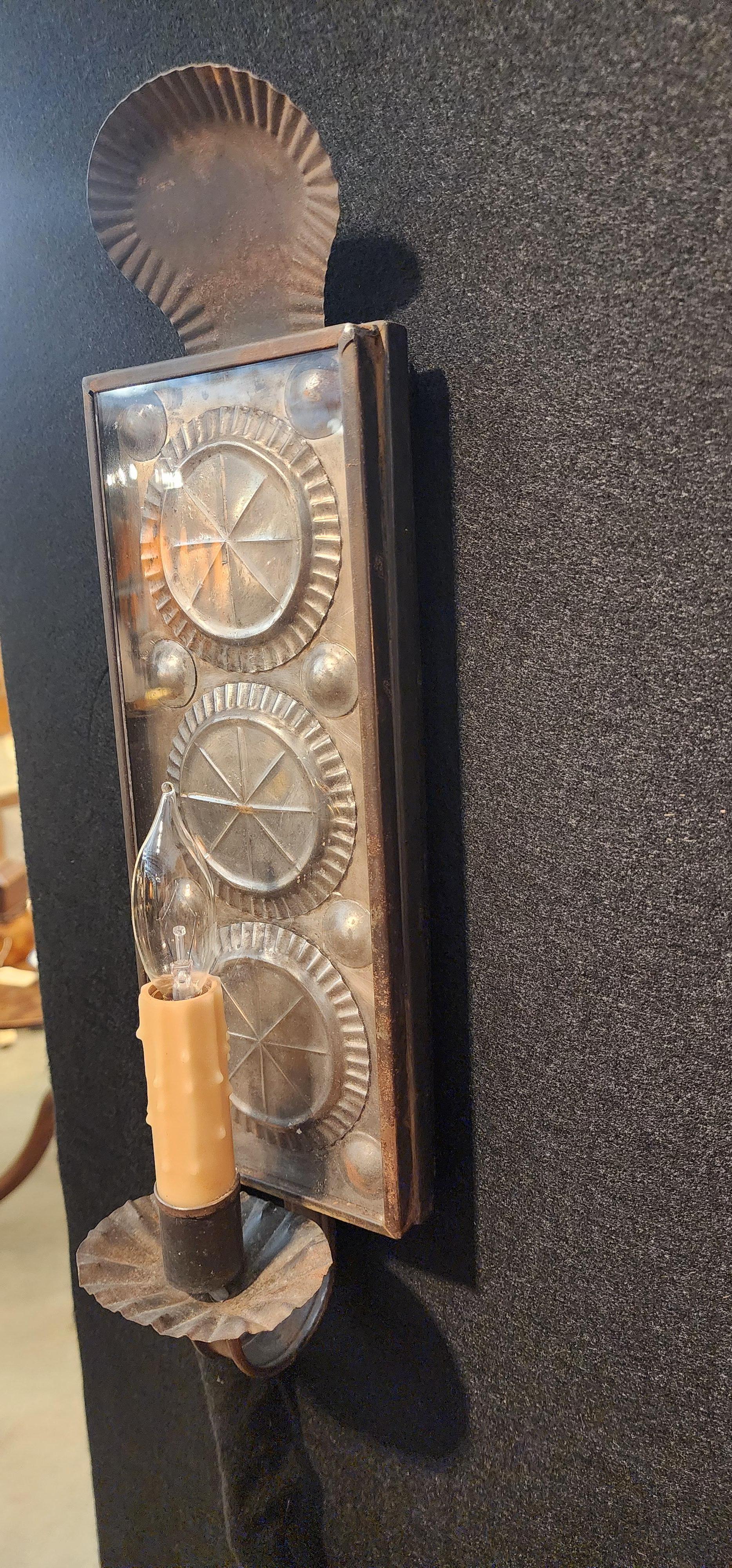 Pair of Reflector Wall Sconces in Pewter and Tin (21. Jahrhundert und zeitgenössisch) im Angebot