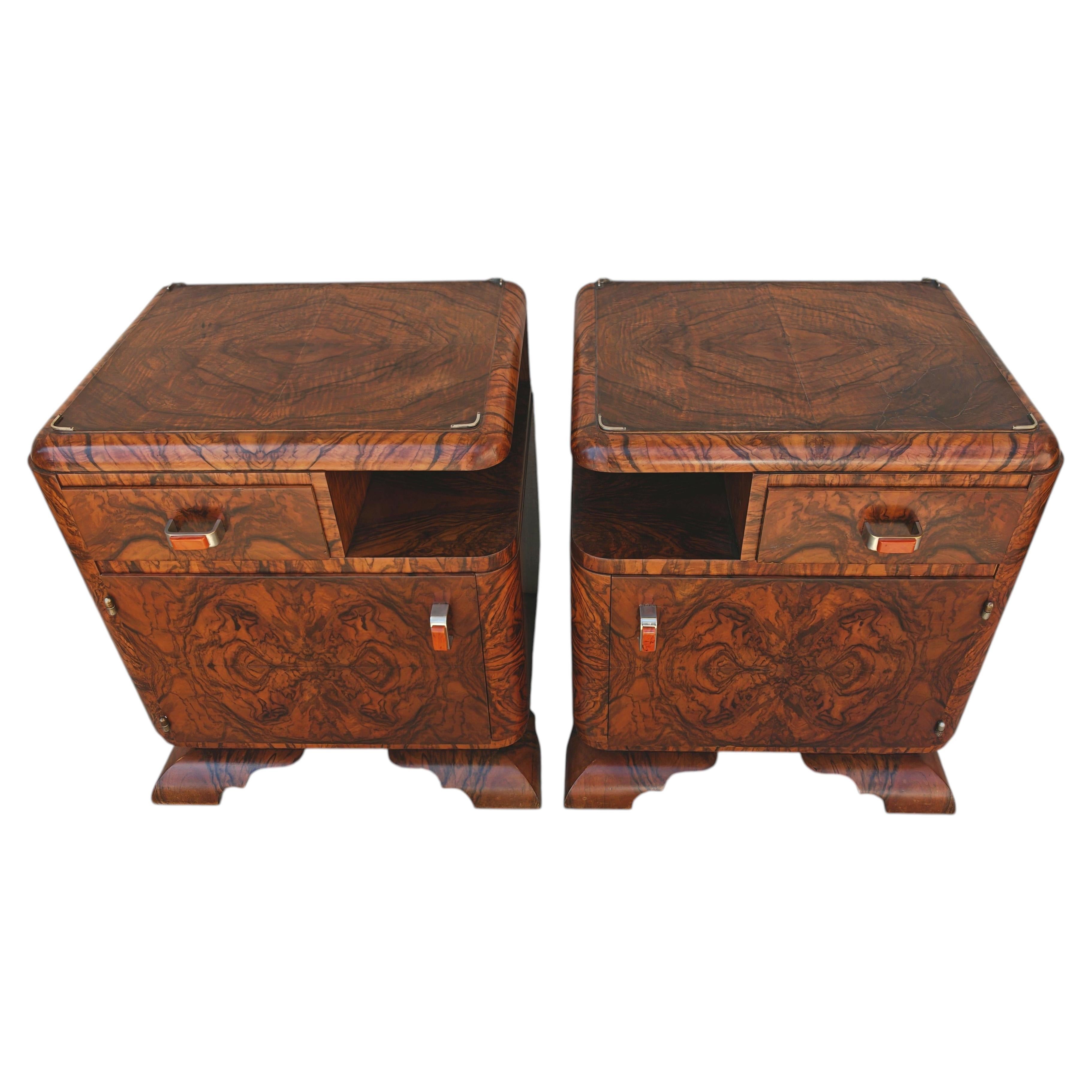 Paire de tables de chevet Art Déco en ronce de noyer, Autriche années 1930