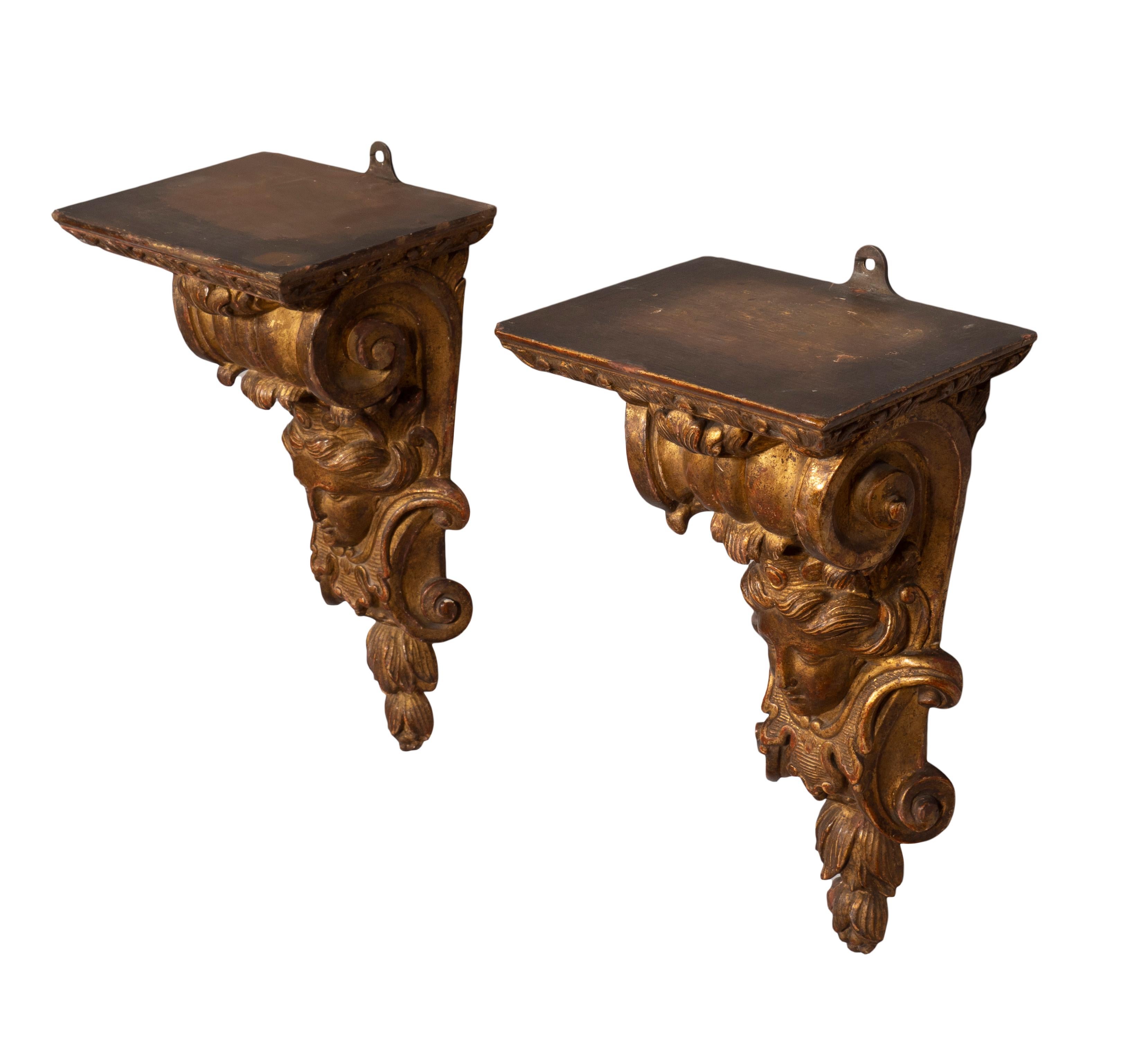 Baroque Paire de supports muraux en bois doré Regence en vente