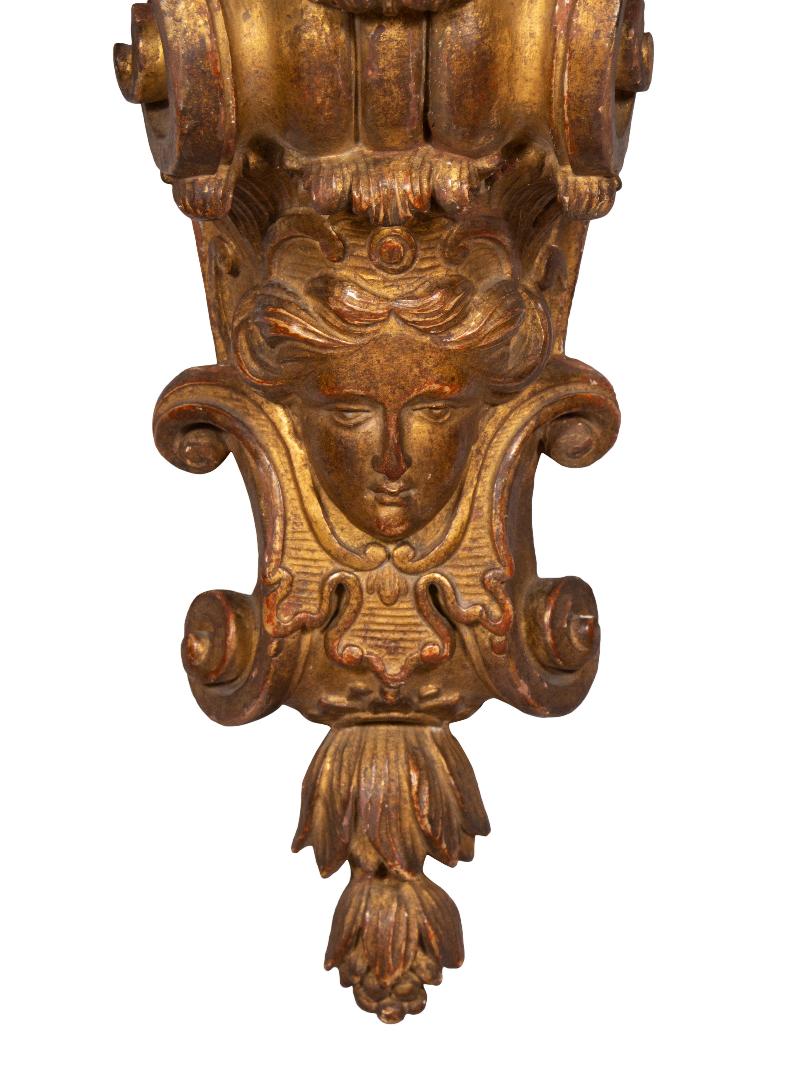 XVIIIe siècle Paire de supports muraux en bois doré Regence en vente