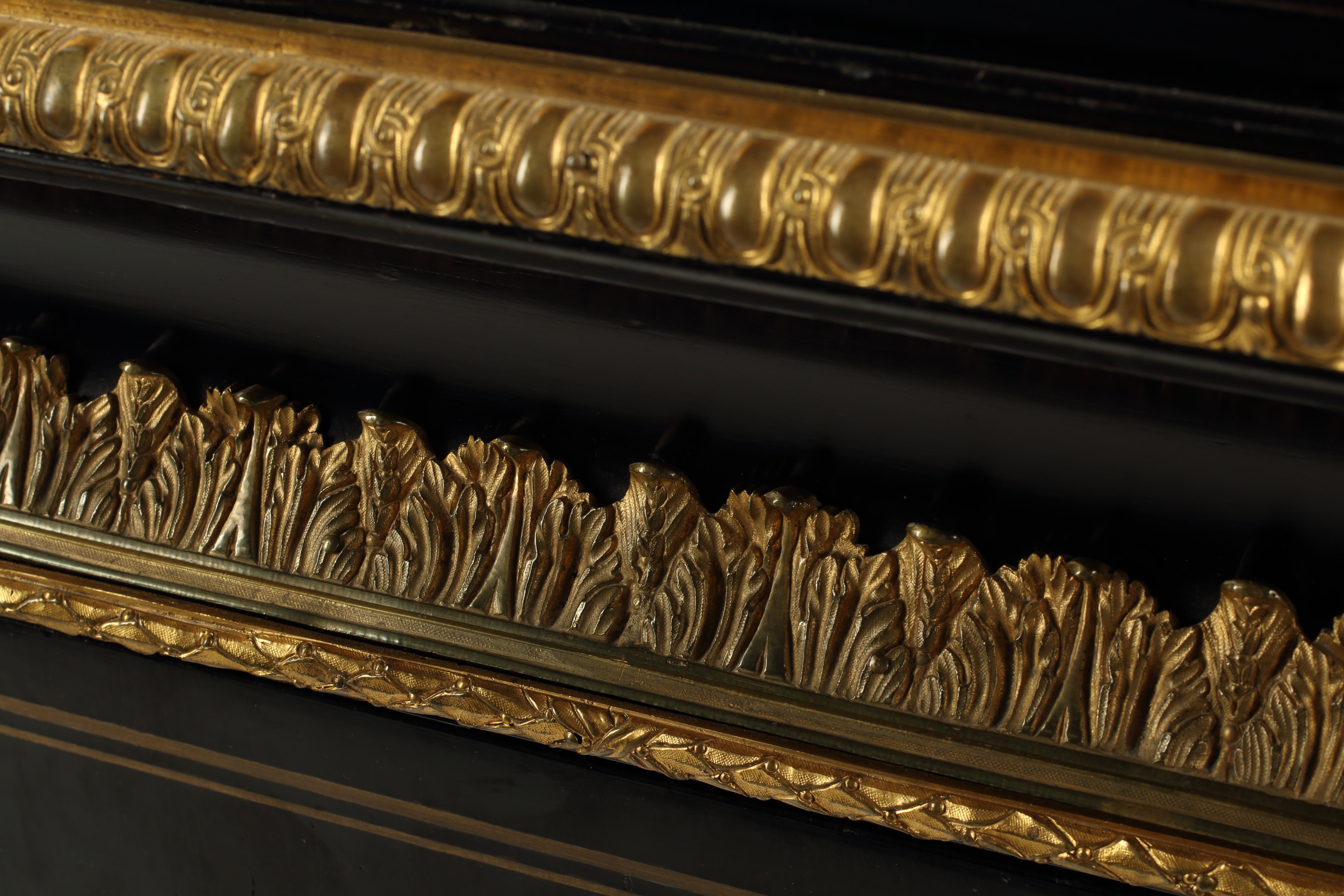 Legno Coppia di piedistalli in stile Régence in ottone intarsiato ed ebanizzato, XIX secolo, Francia in vendita