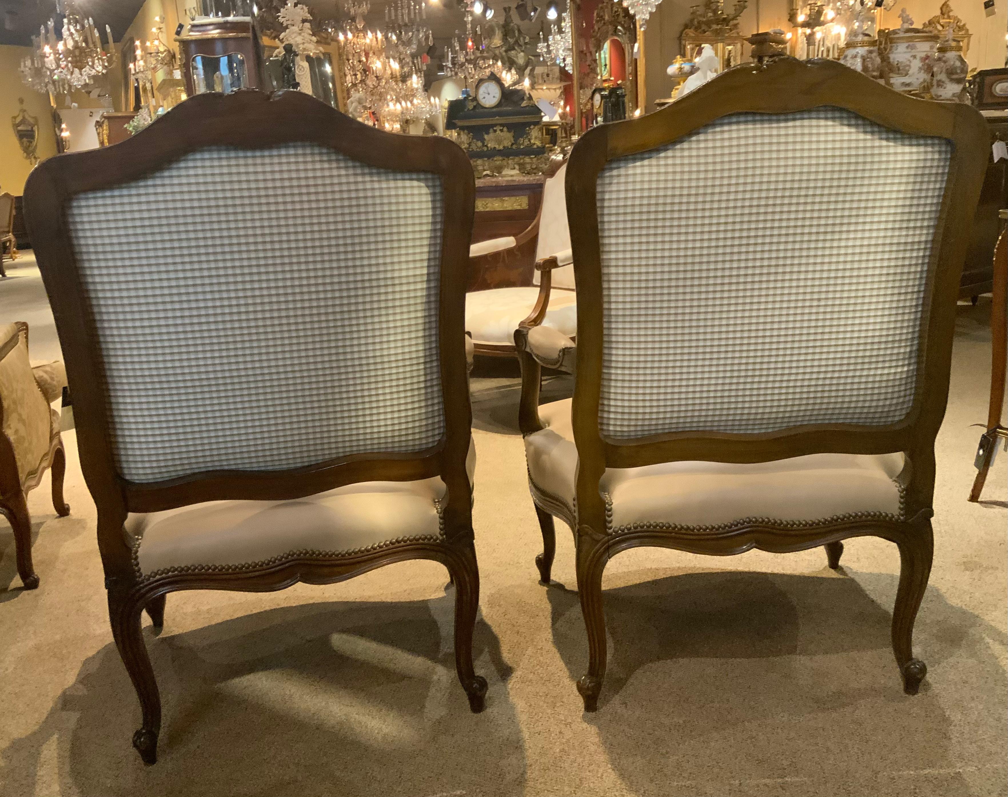 Coppia di poltrone aperte in noce in stile Regence con tappezzeria color crema in vendita 3