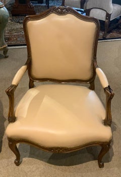 Paire de fauteuils ouverts en noyer de style Régence, tapissés de crème
