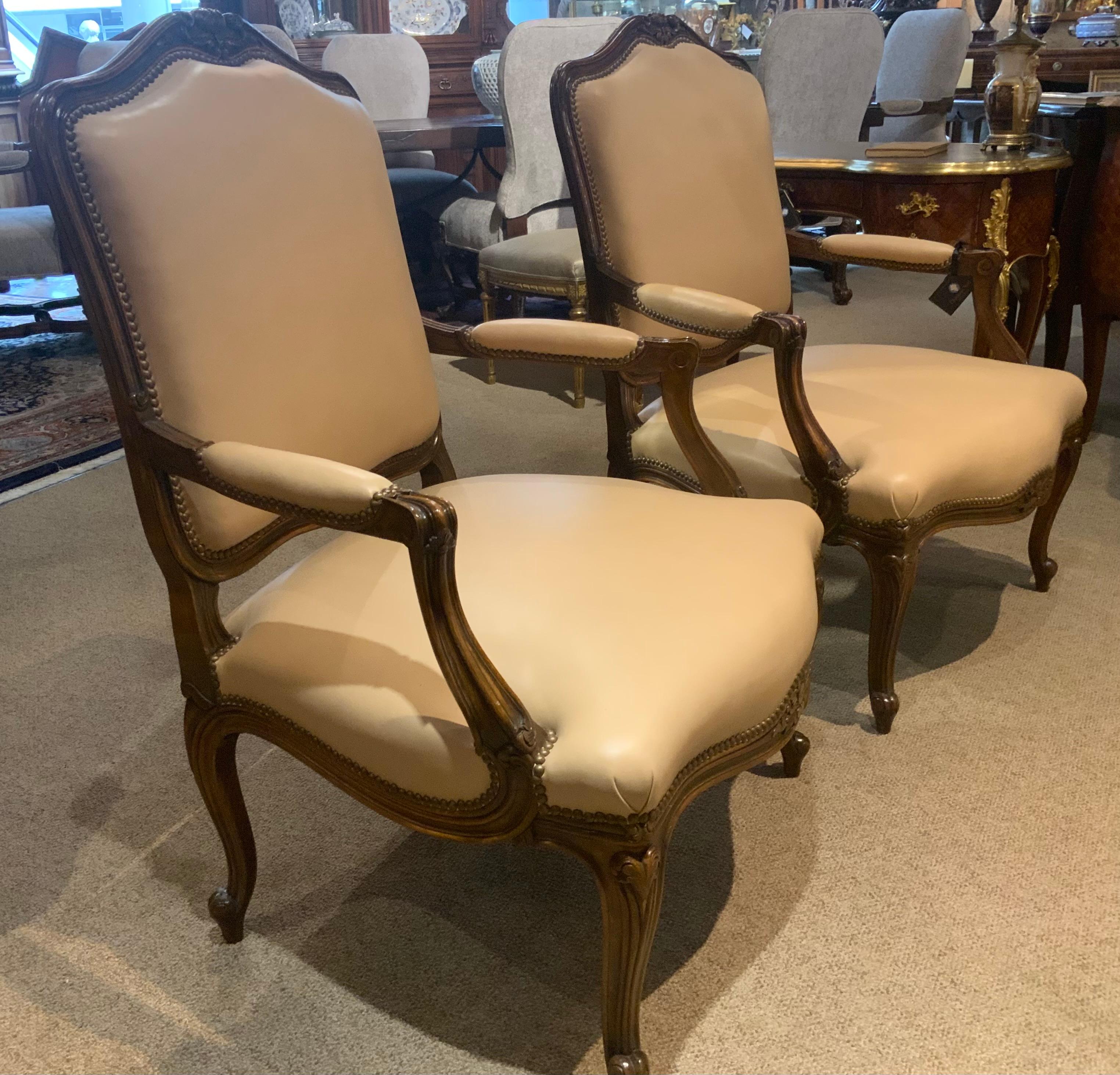 Luigi XV Coppia di poltrone aperte in noce in stile Regence con tappezzeria color crema in vendita