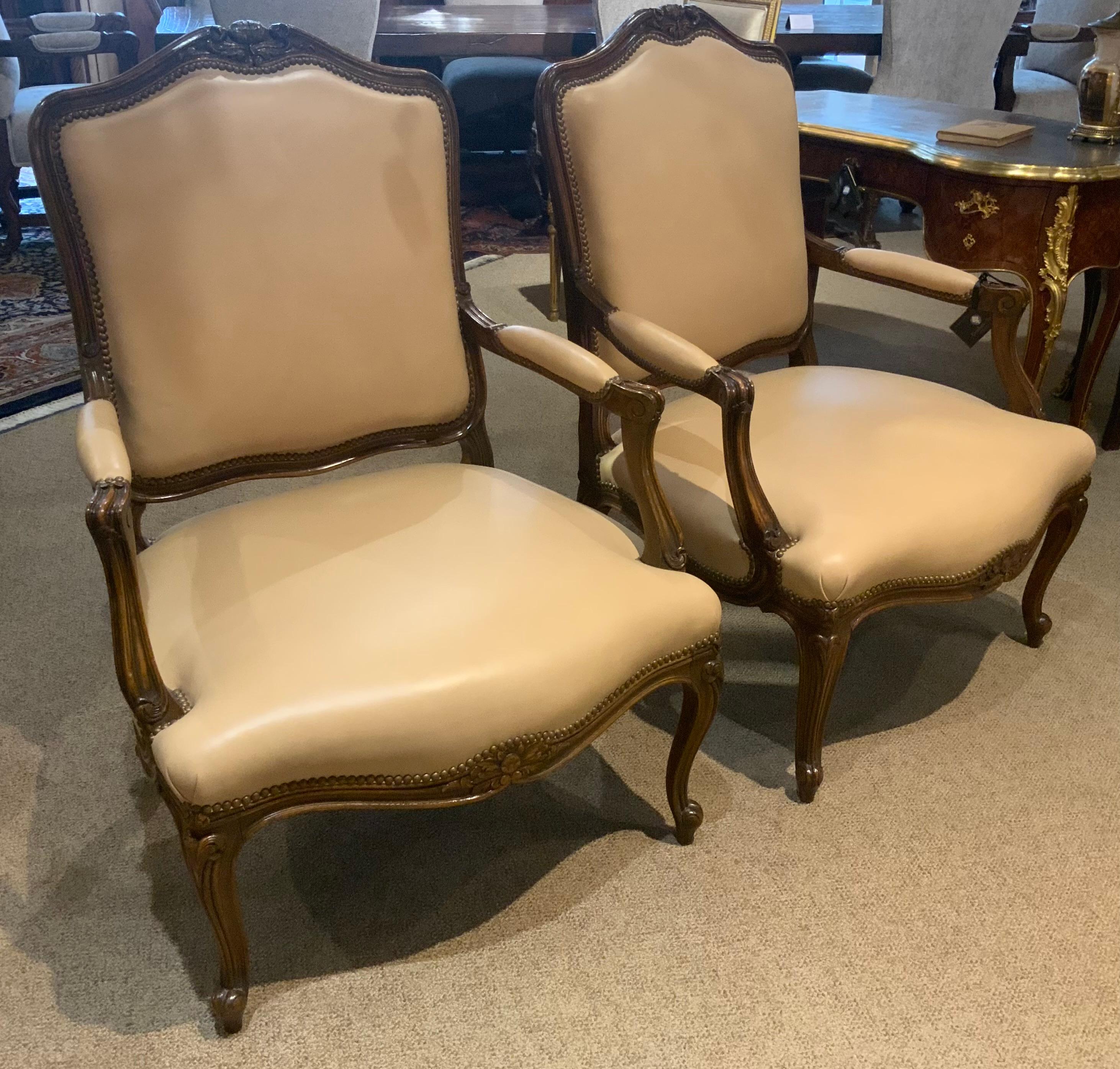 Francese Coppia di poltrone aperte in noce in stile Regence con tappezzeria color crema in vendita