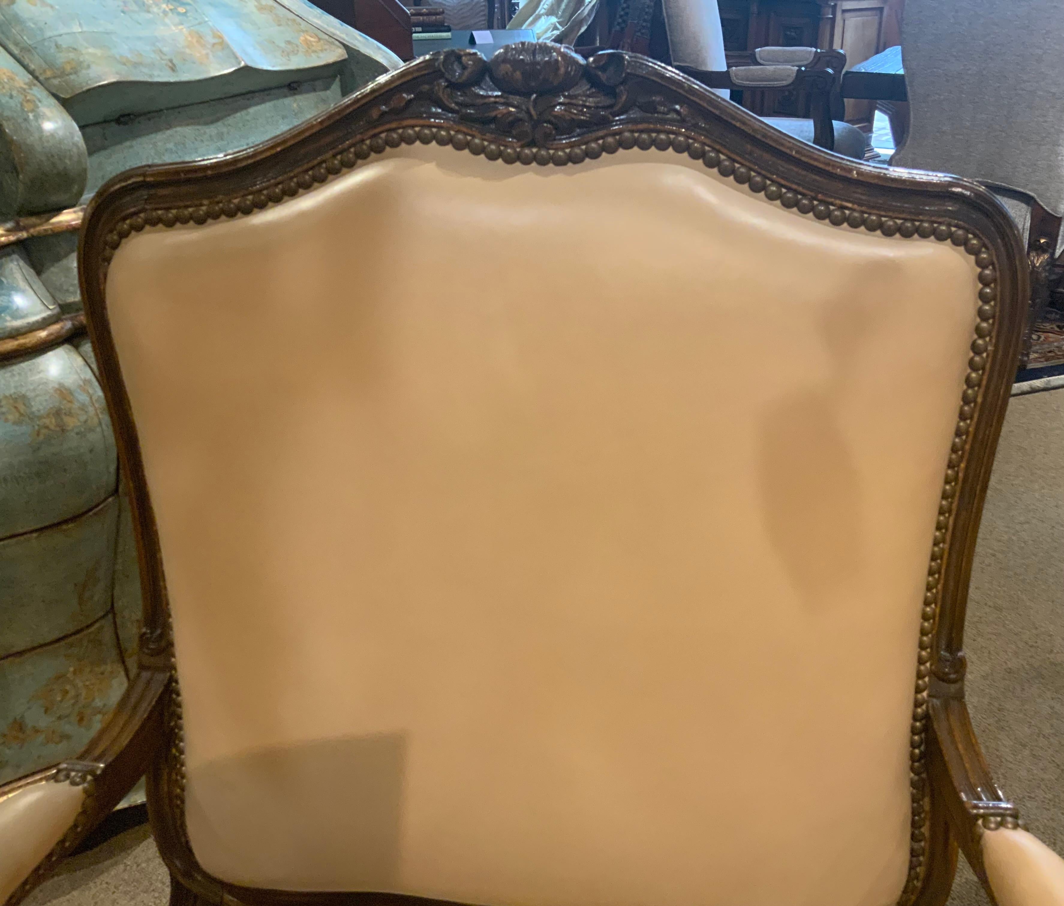 Coppia di poltrone aperte in noce in stile Regence con tappezzeria color crema In condizioni ottime in vendita a Houston, TX