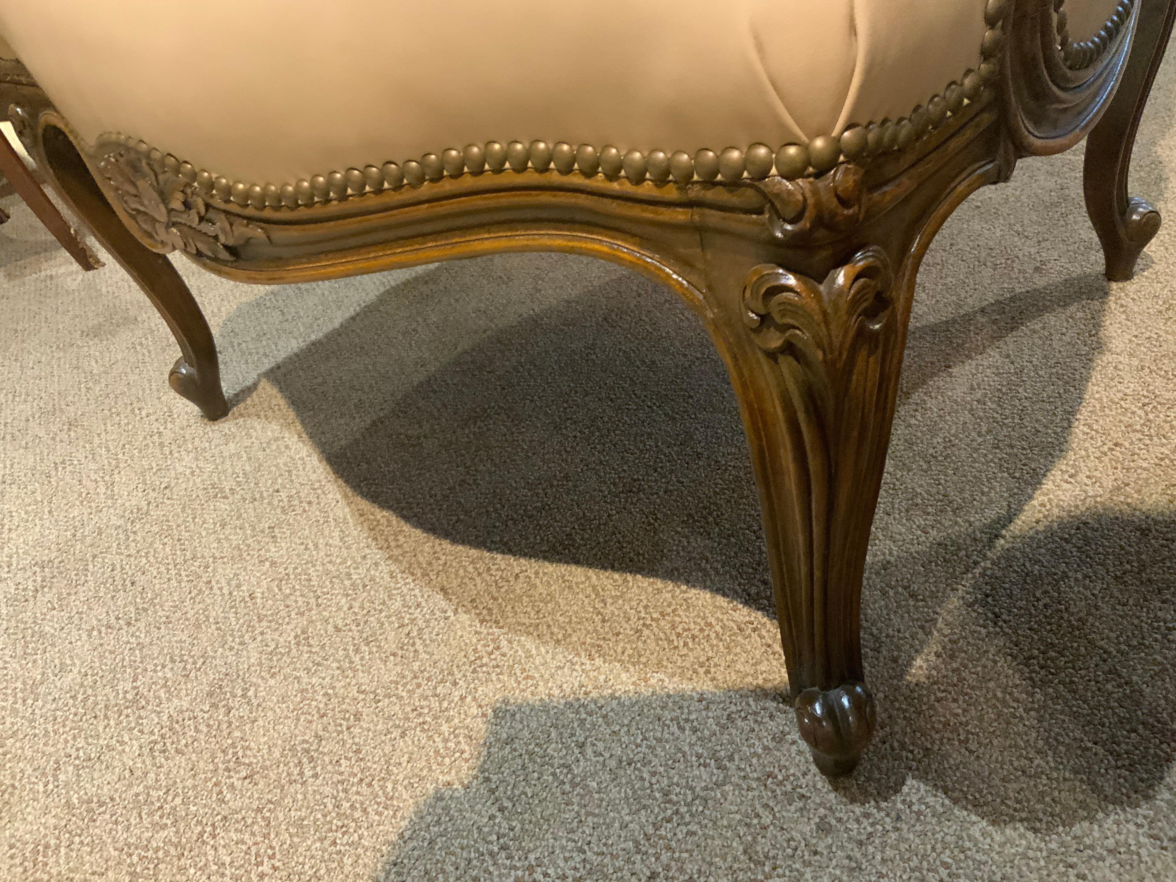 XX secolo Coppia di poltrone aperte in noce in stile Regence con tappezzeria color crema in vendita