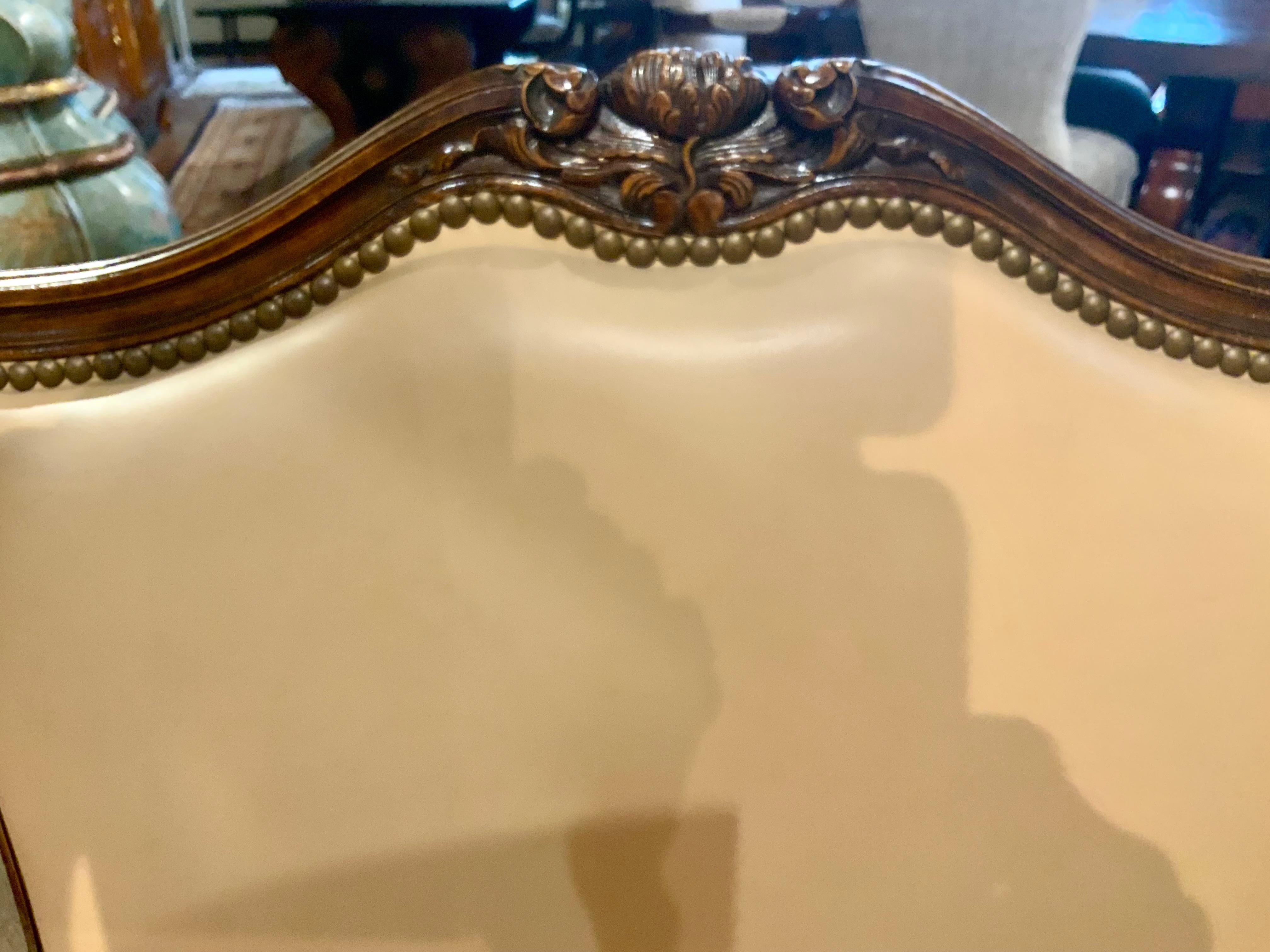 Noce Coppia di poltrone aperte in noce in stile Regence con tappezzeria color crema in vendita