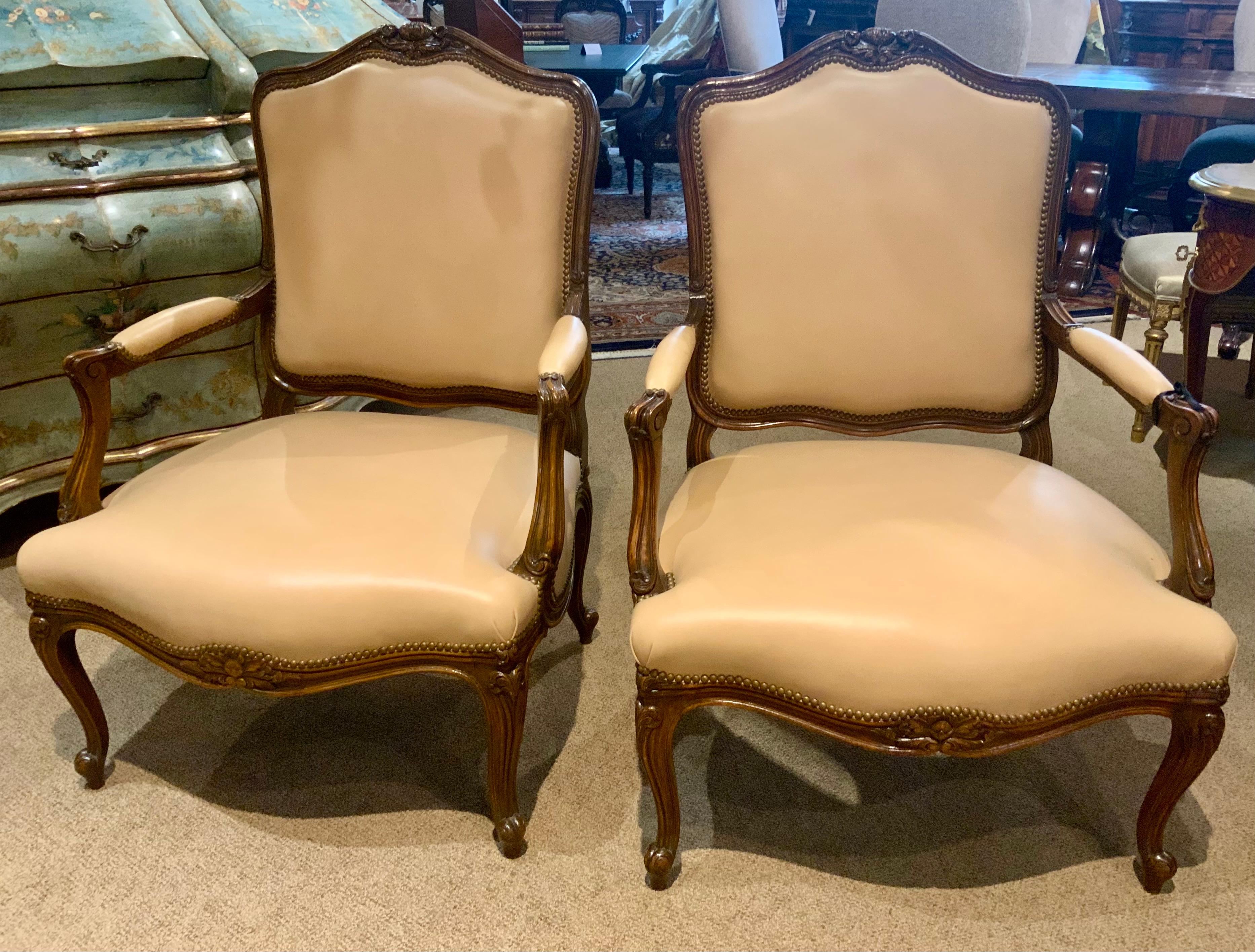 Coppia di poltrone aperte in noce in stile Regence con tappezzeria color crema in vendita 1