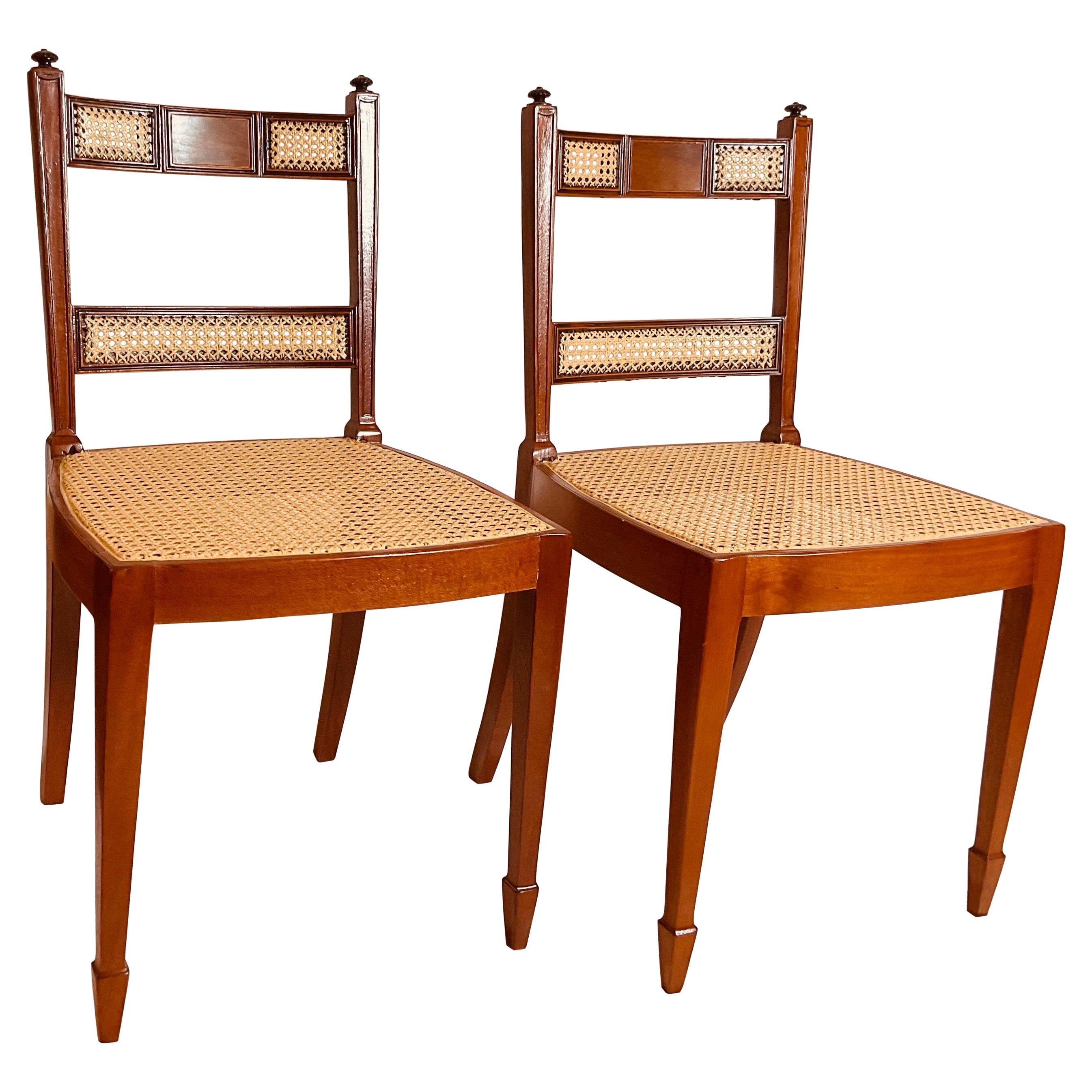 Pareja de sillas de mimbre de caoba antiguas de la Regencia en venta