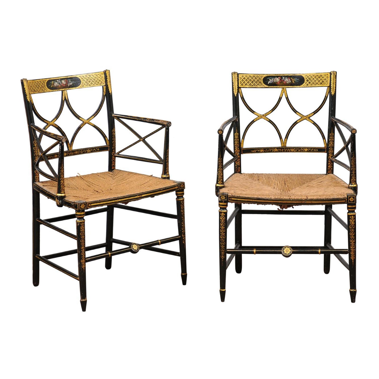 Paar schwarz lackierte Regency-Sessel mit Blumendekoration und Binsen-Sitzen im Angebot