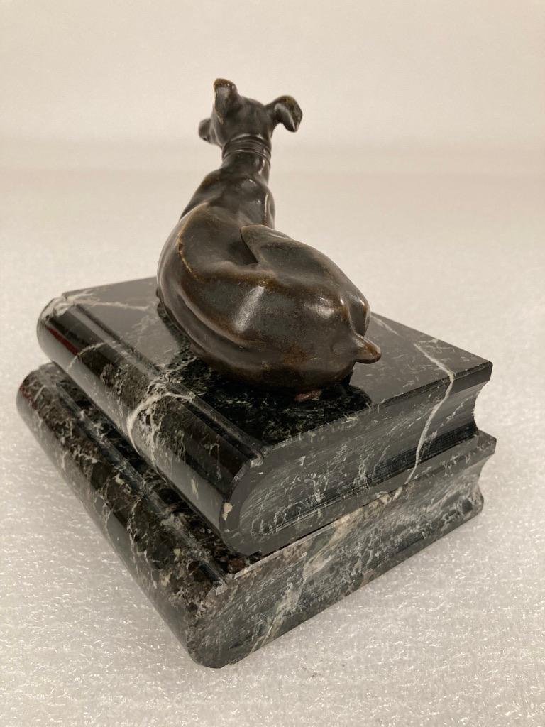 Coppia di figure in bronzo della Reggenza di Whippet reclinati su basi di marmo verde in vendita 4