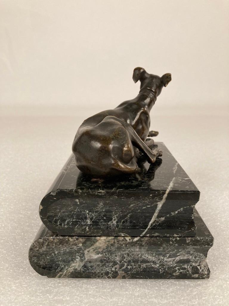 Coppia di figure in bronzo della Reggenza di Whippet reclinati su basi di marmo verde in vendita 5