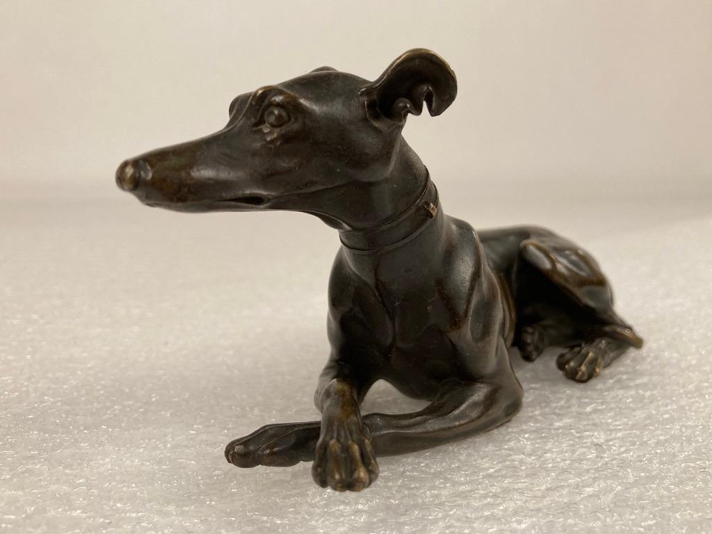 Coppia di figure in bronzo della Reggenza di Whippet reclinati su basi di marmo verde in vendita 9