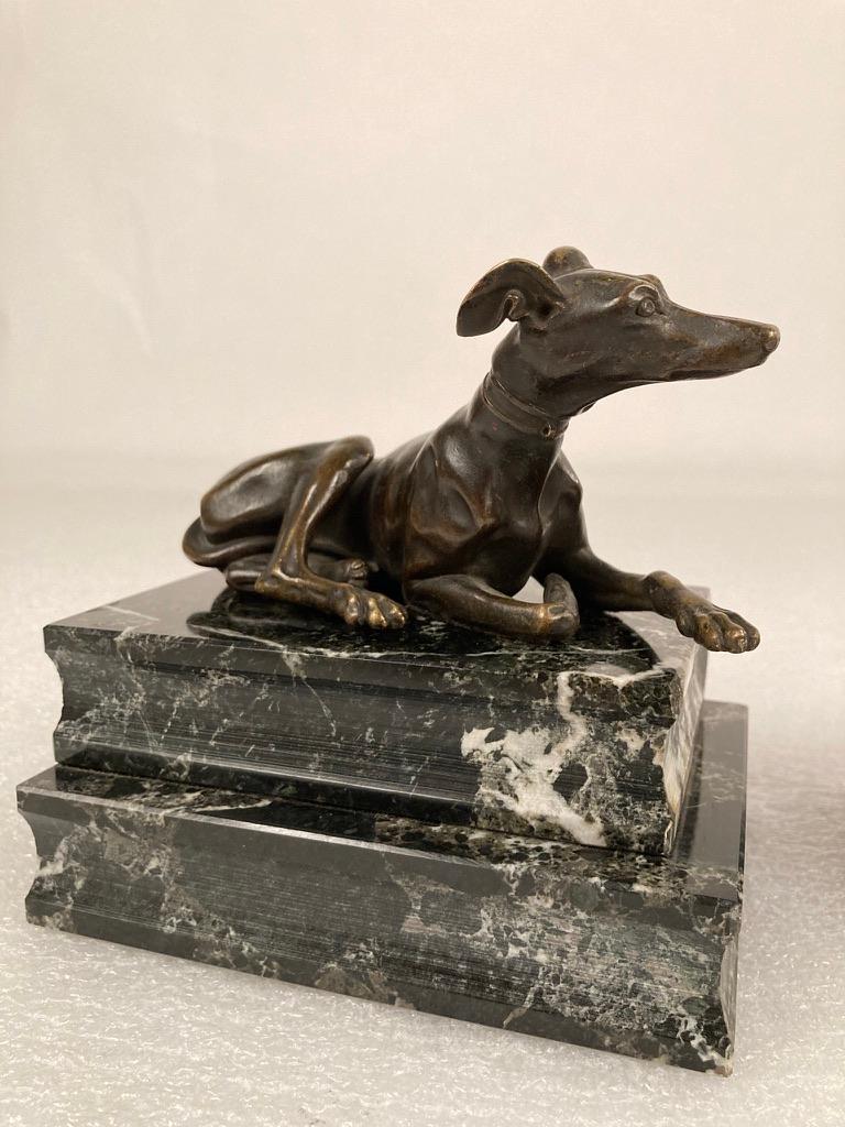 Coppia di whippet o levrieri in bronzo di epoca Verdi su basi a libro in marmo verde antico, su modello di Thomas Weeks. Ogni scultura di cane è realizzata in modo eccellente con le loro personalità individuali. 
6 pollici di altezza, 5 di larghezza