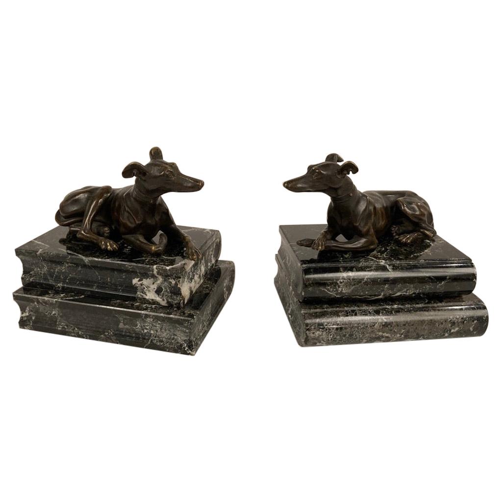 Paar Regency-Bronzefiguren von liegenden Whippets auf grünen Marmorsockeln