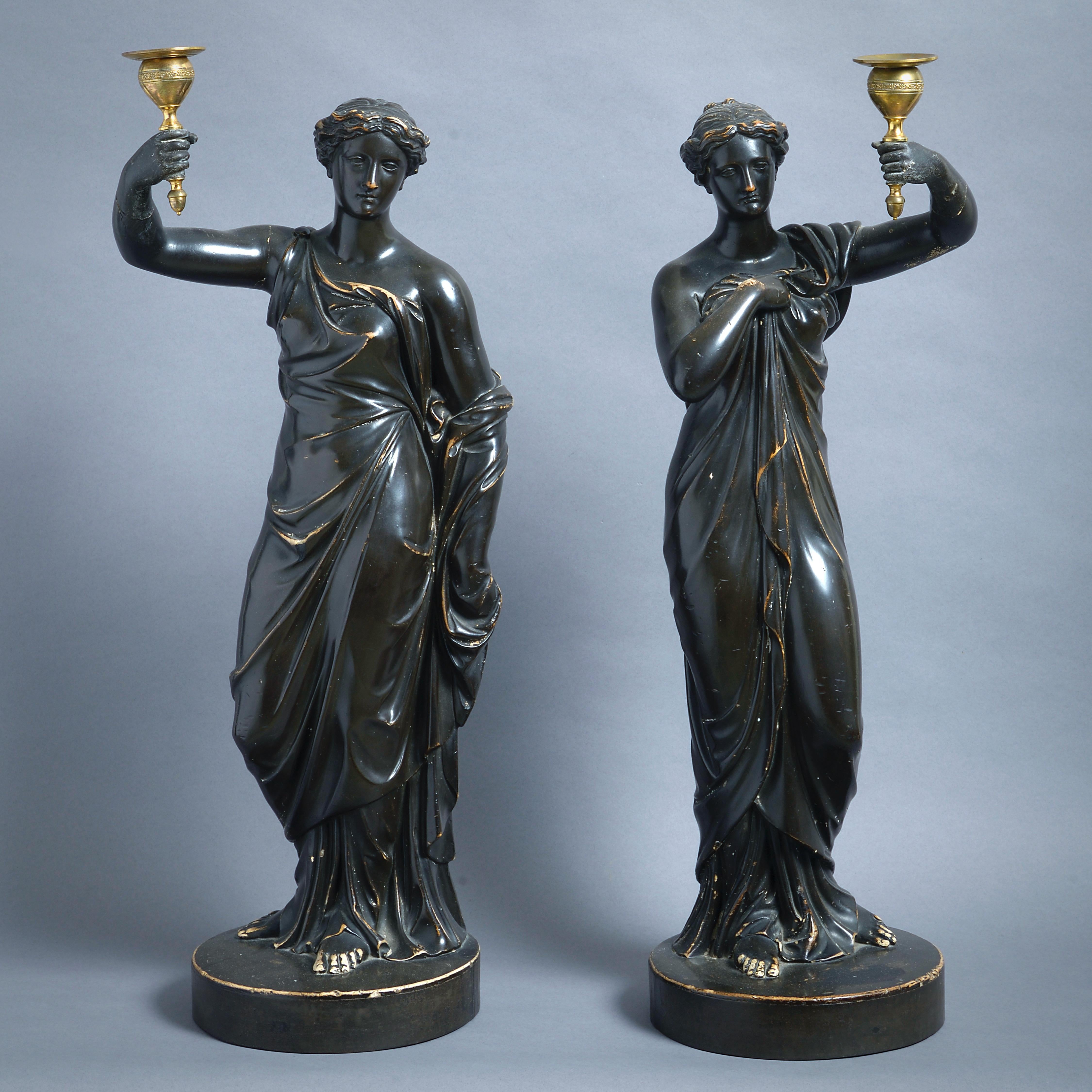 BELLA COPPIA DI CANDELIERI FIGURATI IN GESSO BRONZATO DI HUMPHREY HOPPER (1767-1844), CIRCA 1816.

Ognuno di essi ha la forma di una vestale in piedi che porta un portacandele in ottone laccato. Ciascuna firmata H. H. Lond. 1 gennaio. 1816.