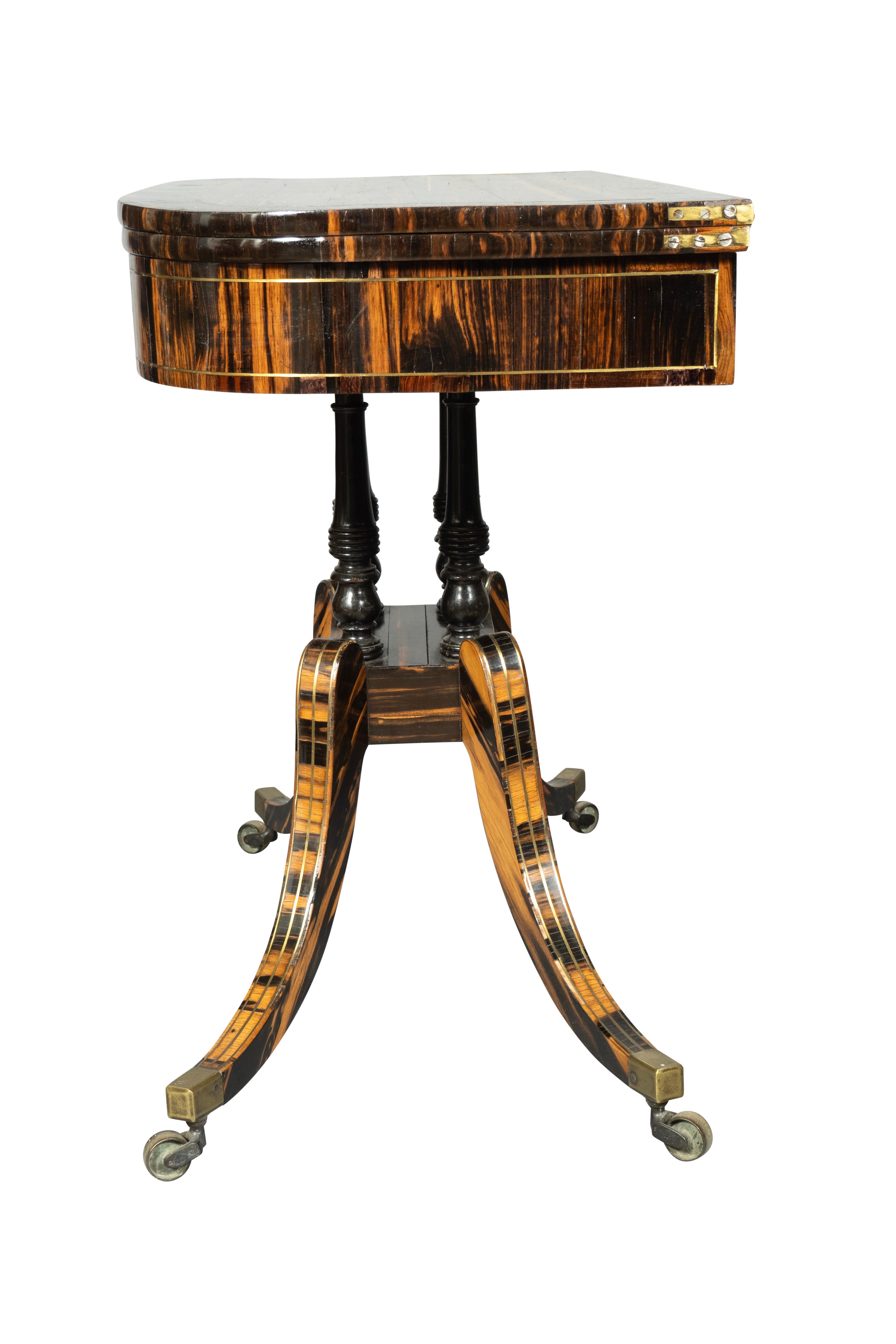 Paire de tables de jeu Regency en calèche et laiton incrusté en vente 5
