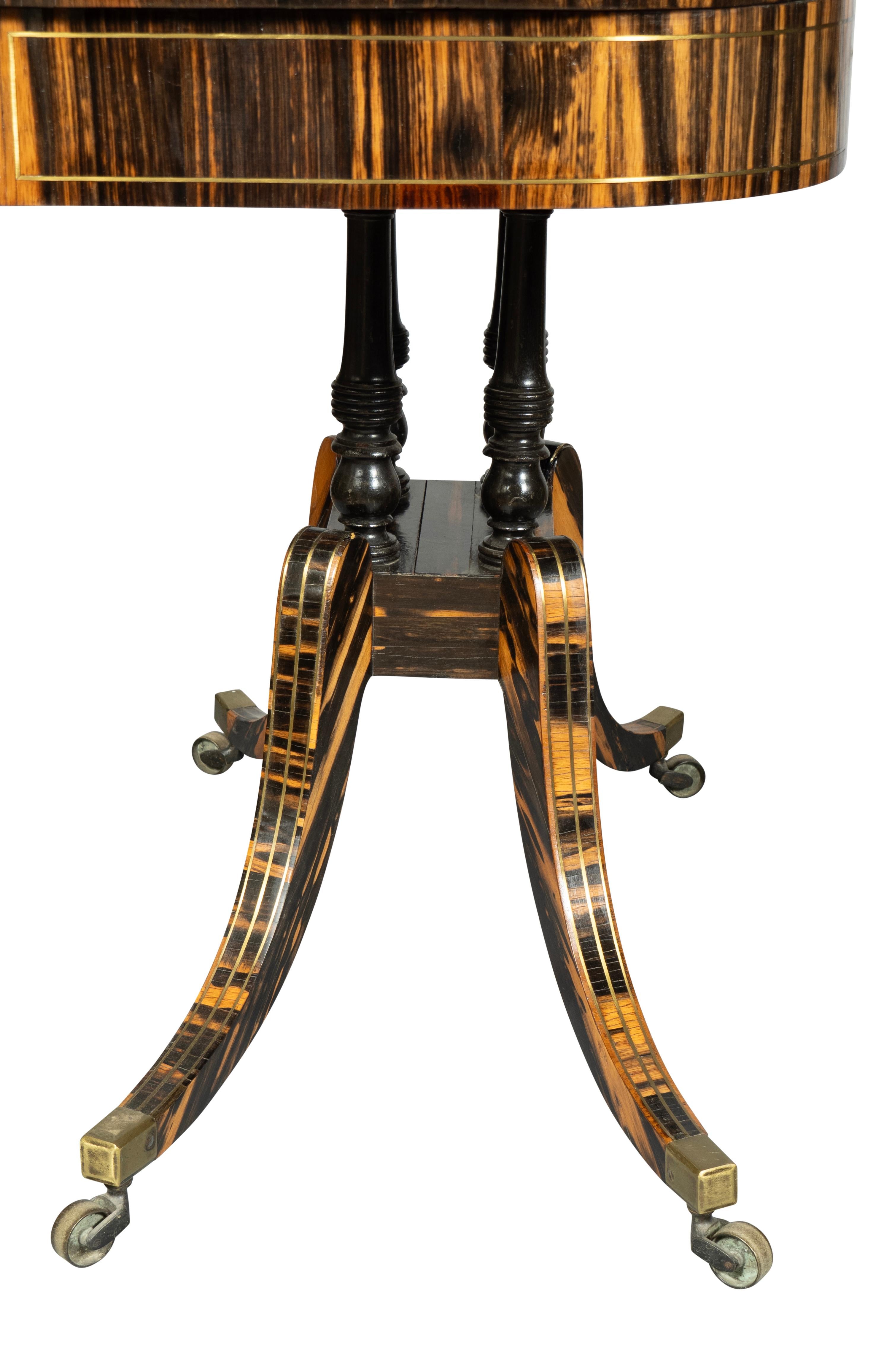 Paire de tables de jeu Regency en calèche et laiton incrusté en vente 10
