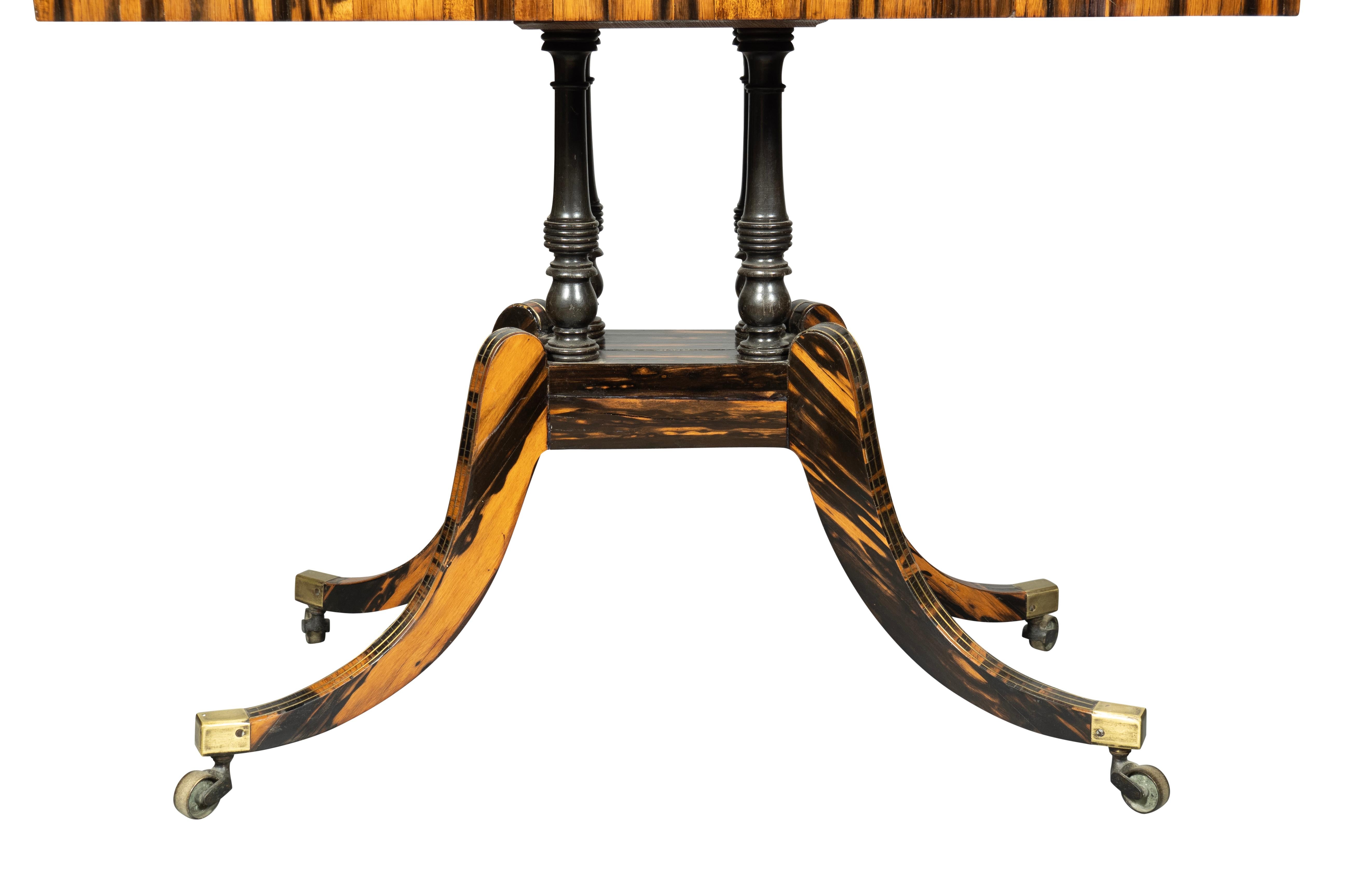 Paire de tables de jeu Regency en calèche et laiton incrusté en vente 11