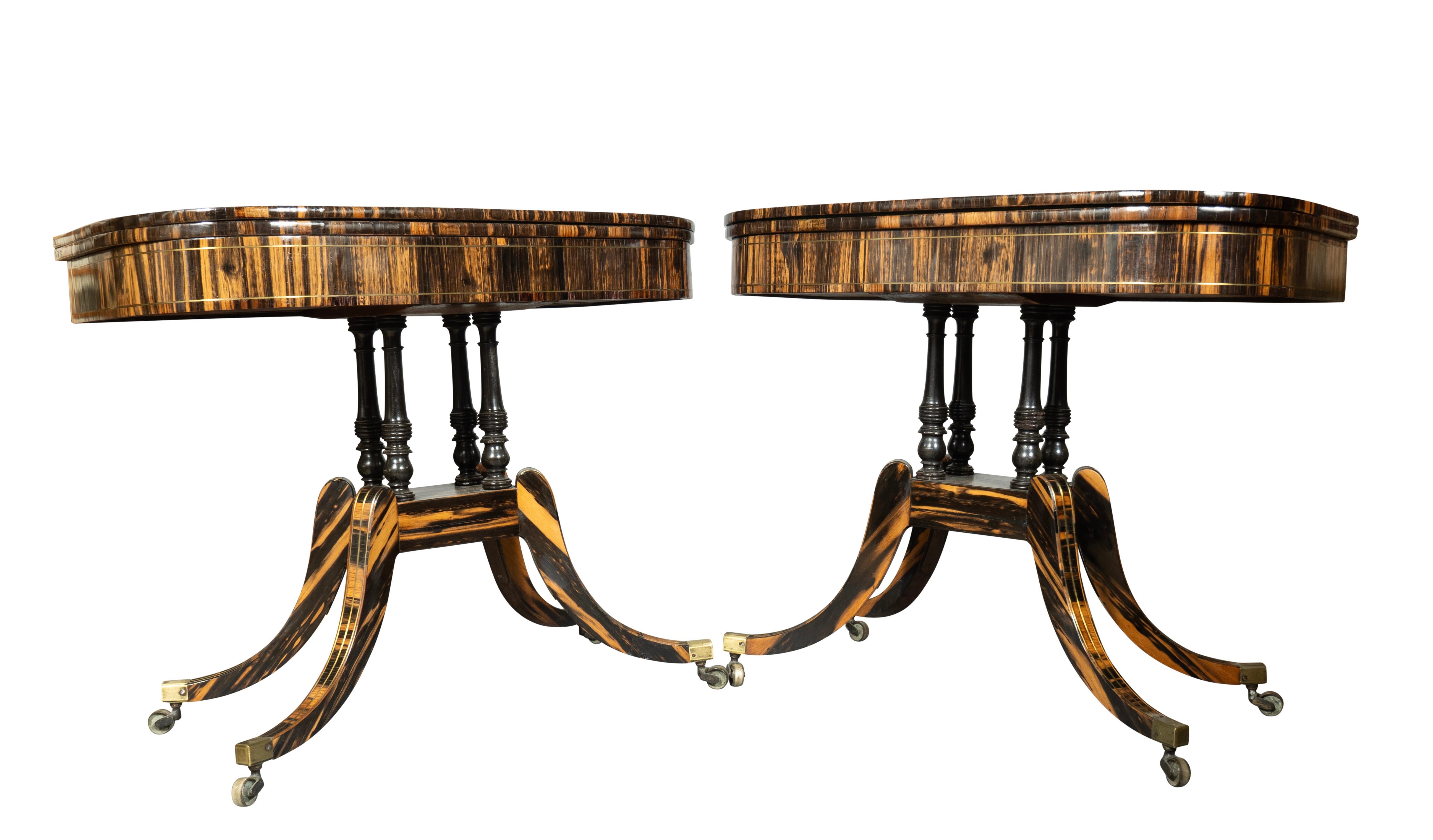 Chacun d'eux est doté d'un plateau à charnière, d'un bord à bandes croisées et d'incrustations d'étoiles en laiton. Surface de jeu tapissée de feutre vert, frise conforme, supports en fuseau ébonisé reliant quatre pieds sabres avec incrustation de