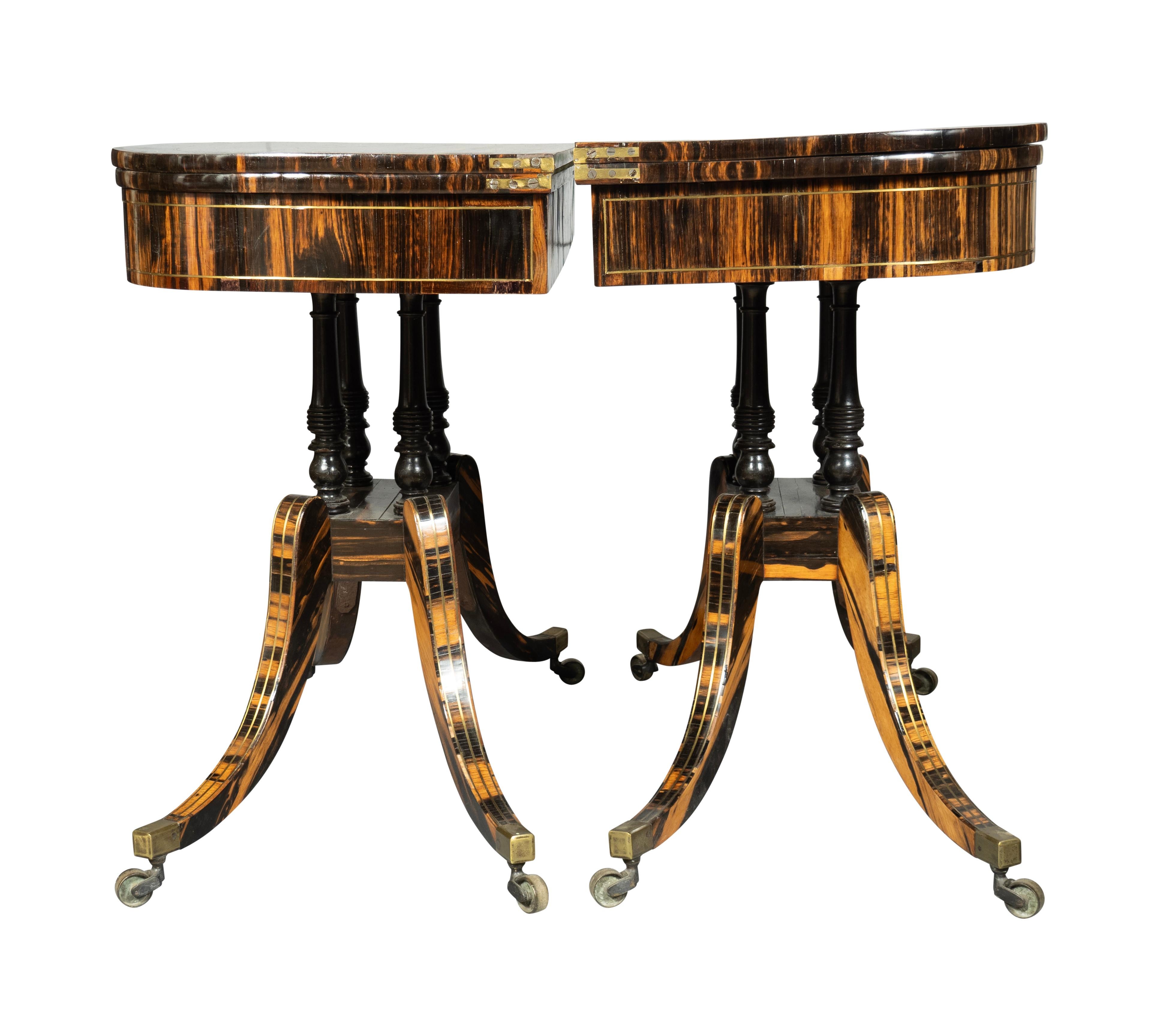 Anglais Paire de tables de jeu Regency en calèche et laiton incrusté en vente