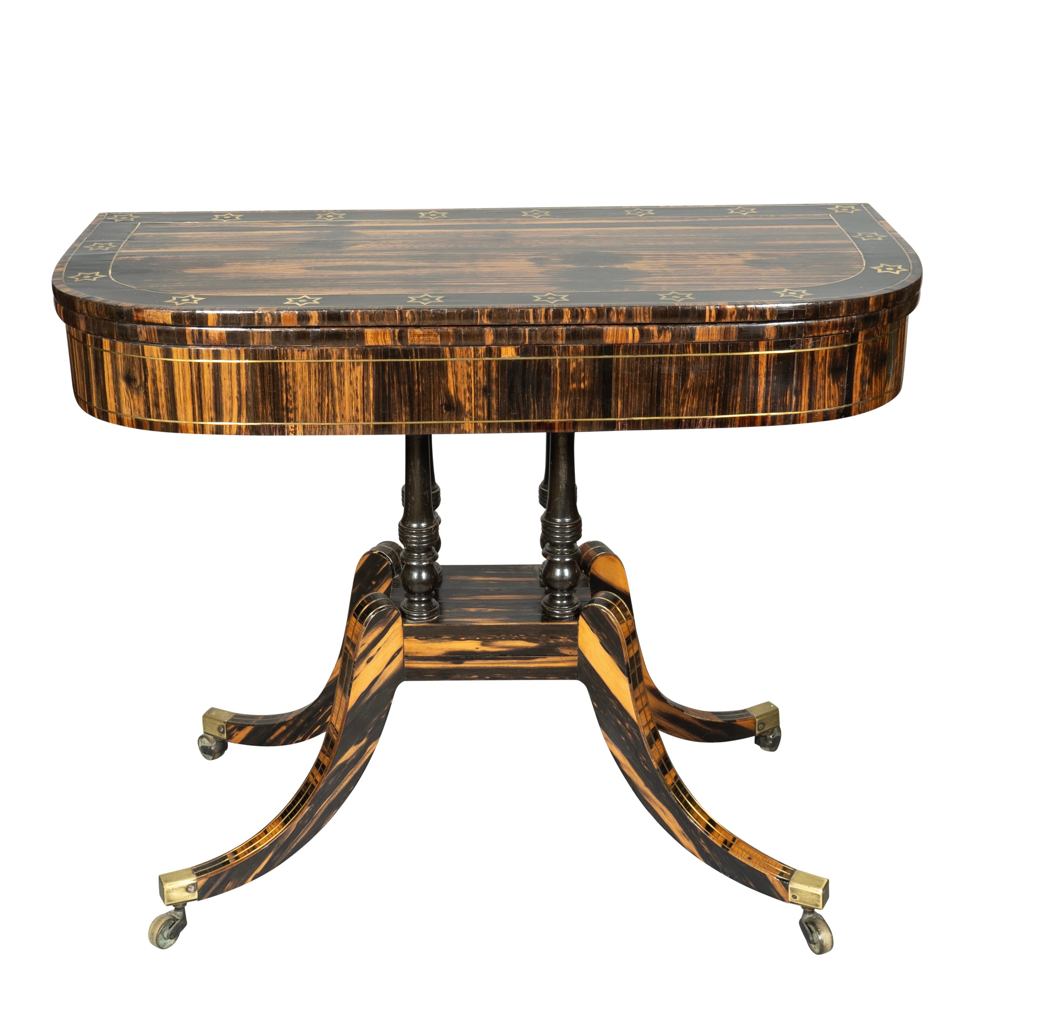 Laiton Paire de tables de jeu Regency en calèche et laiton incrusté en vente
