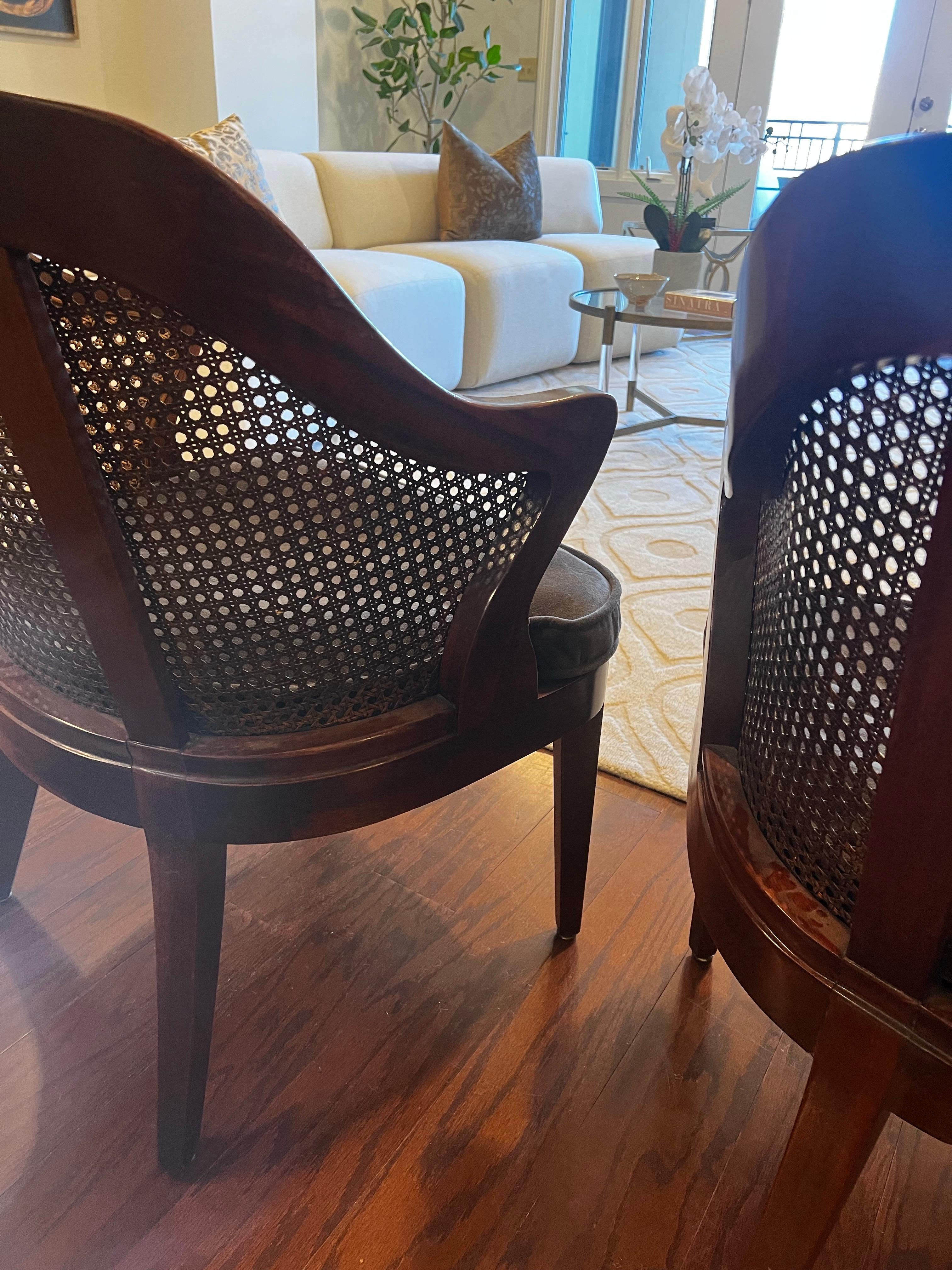 Pair of Regency Caned Barrel Back Mahogany Chairs - Probber Style im Zustand „Gut“ im Angebot in Los Angeles, CA