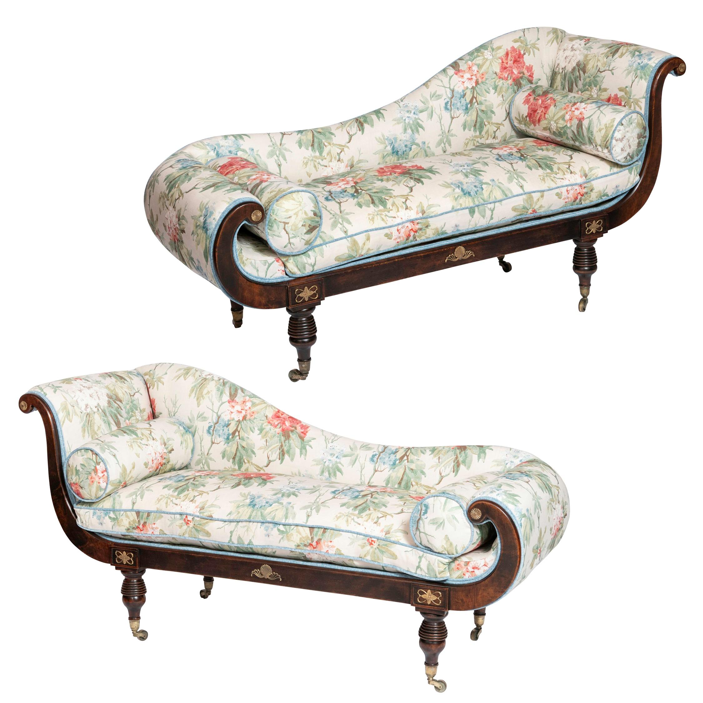 Une véritable paire de chaises longues de style Regency. Miroirs opposés.

Acajou foncé avec montures dorées.

Anglais.

Circa 1820

Prov ; The Dropmore Park Estate, Berkshire. Ancienne résidence de Lord William Grenville ( 1759-1834), premier