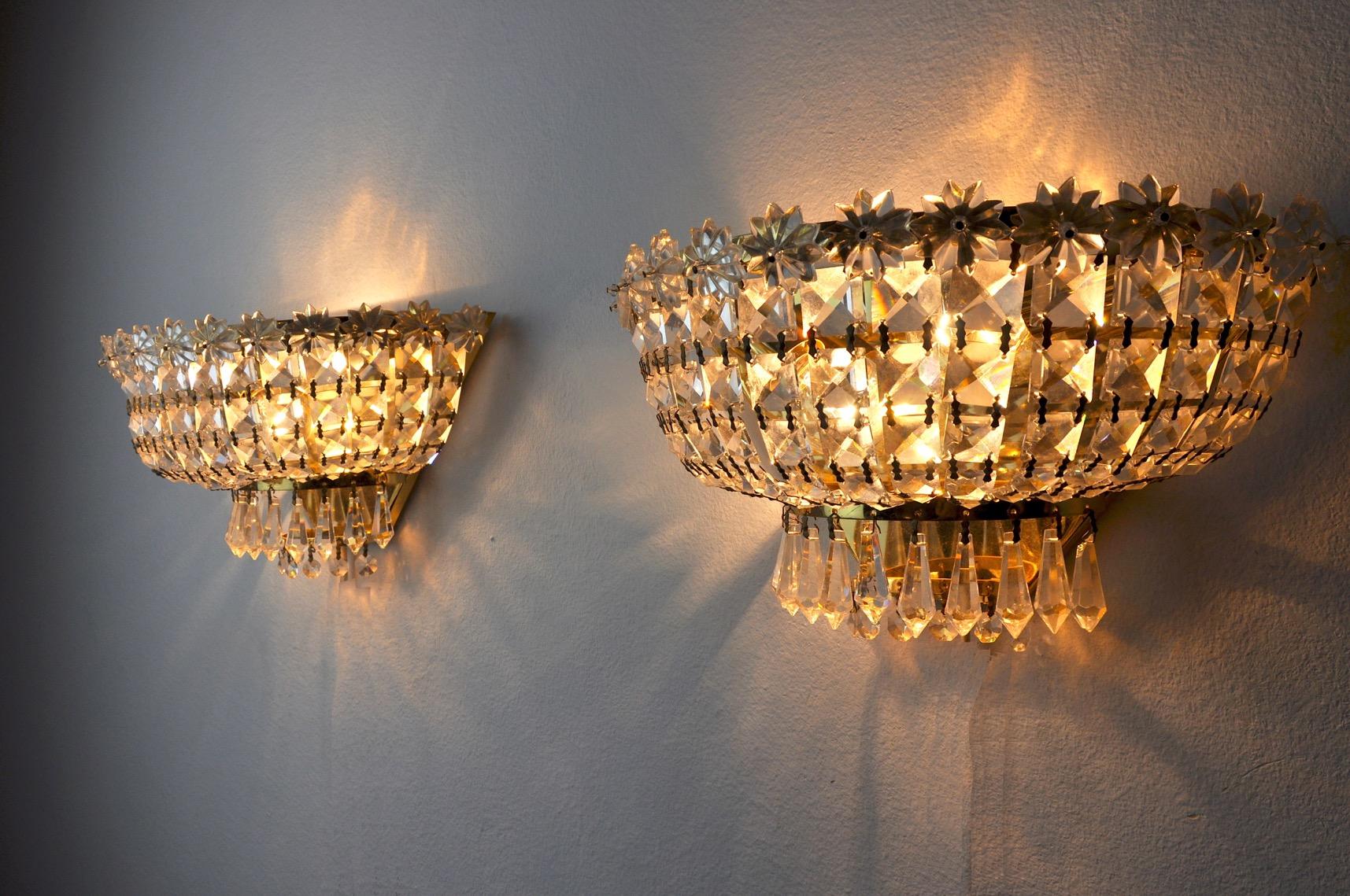 Pair of Regency Cut Crystal Sconces Italy 1980 In Good Condition For Sale In BARCELONA, ES