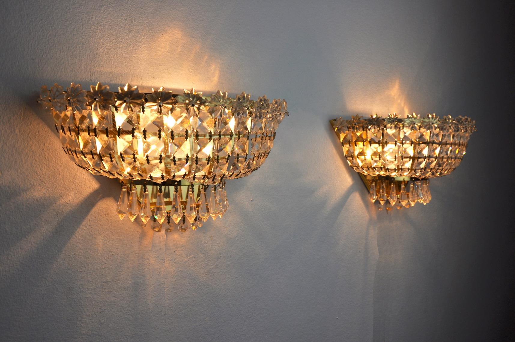 Late 20th Century Pair of Regency Cut Crystal Sconces Italy 1980 For Sale
