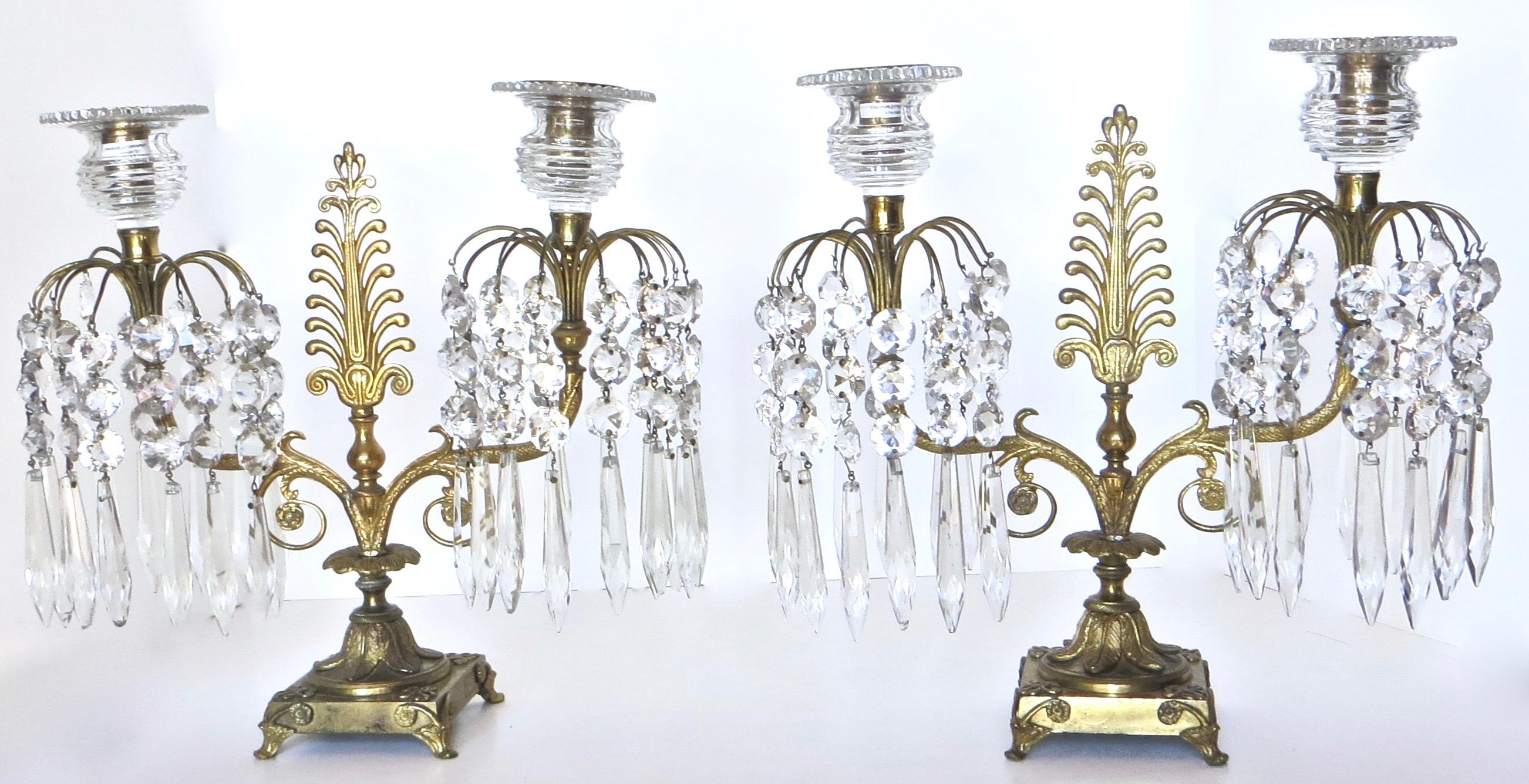 Zwei Regency-Kandelaber aus geschliffenem Glas und vergoldetem Metall mit zwei Lichtern, um 1815 (Gegossen) im Angebot