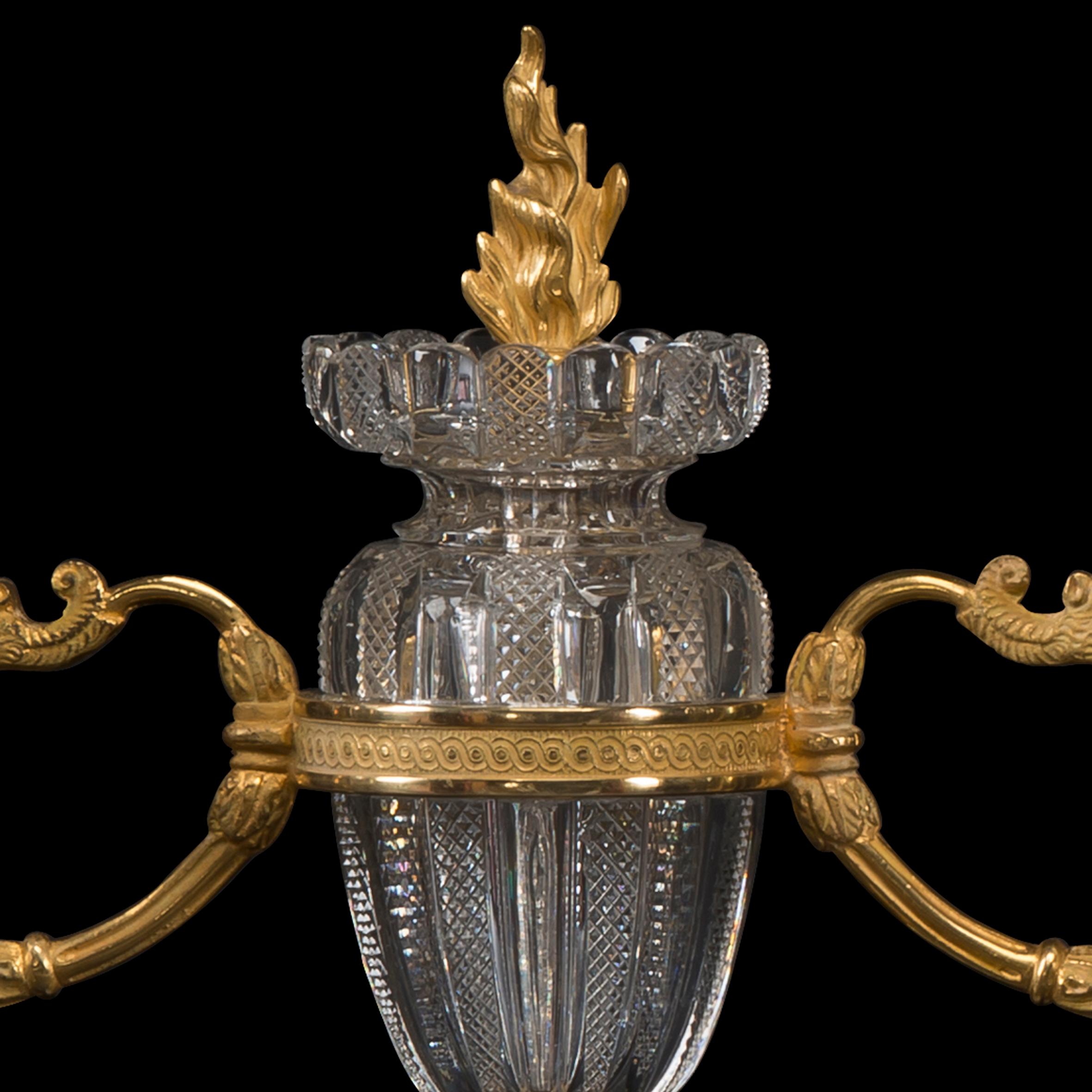 Pareja de candelabros de cristal tallado de la Regencia, de John Blades Inglés en venta
