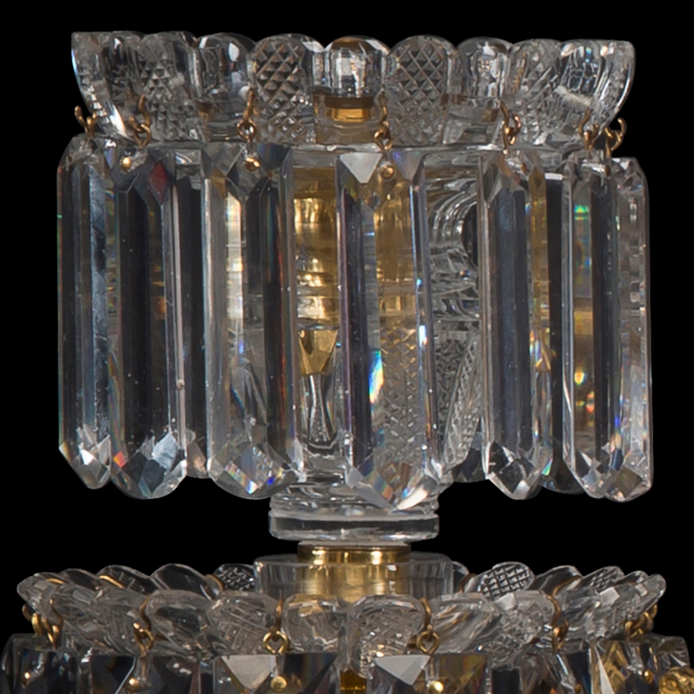 Anglais Paire de candélabres en verre taillé de style Régence de John Blades en vente