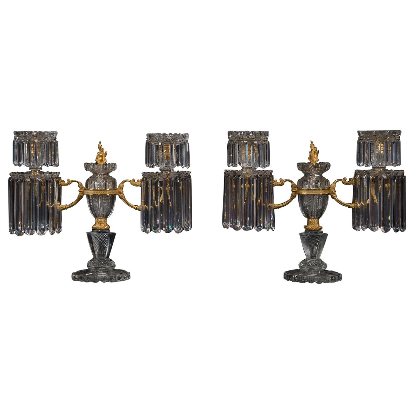Pareja de candelabros de cristal tallado de la Regencia, de John Blades en venta