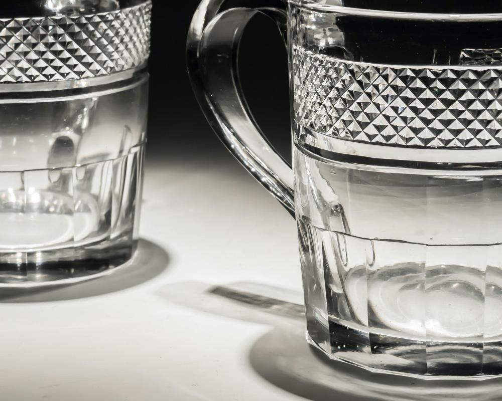 Une paire de mugs en verre taillé en diamant et en tranches de la période Régence.

Irlande, vers 1810.

Hauteur : 10,5 cm (4 1/4