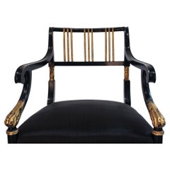 Paire de fauteuils de style Régence en ébène noirci, ornés de décorations partiellement dorées