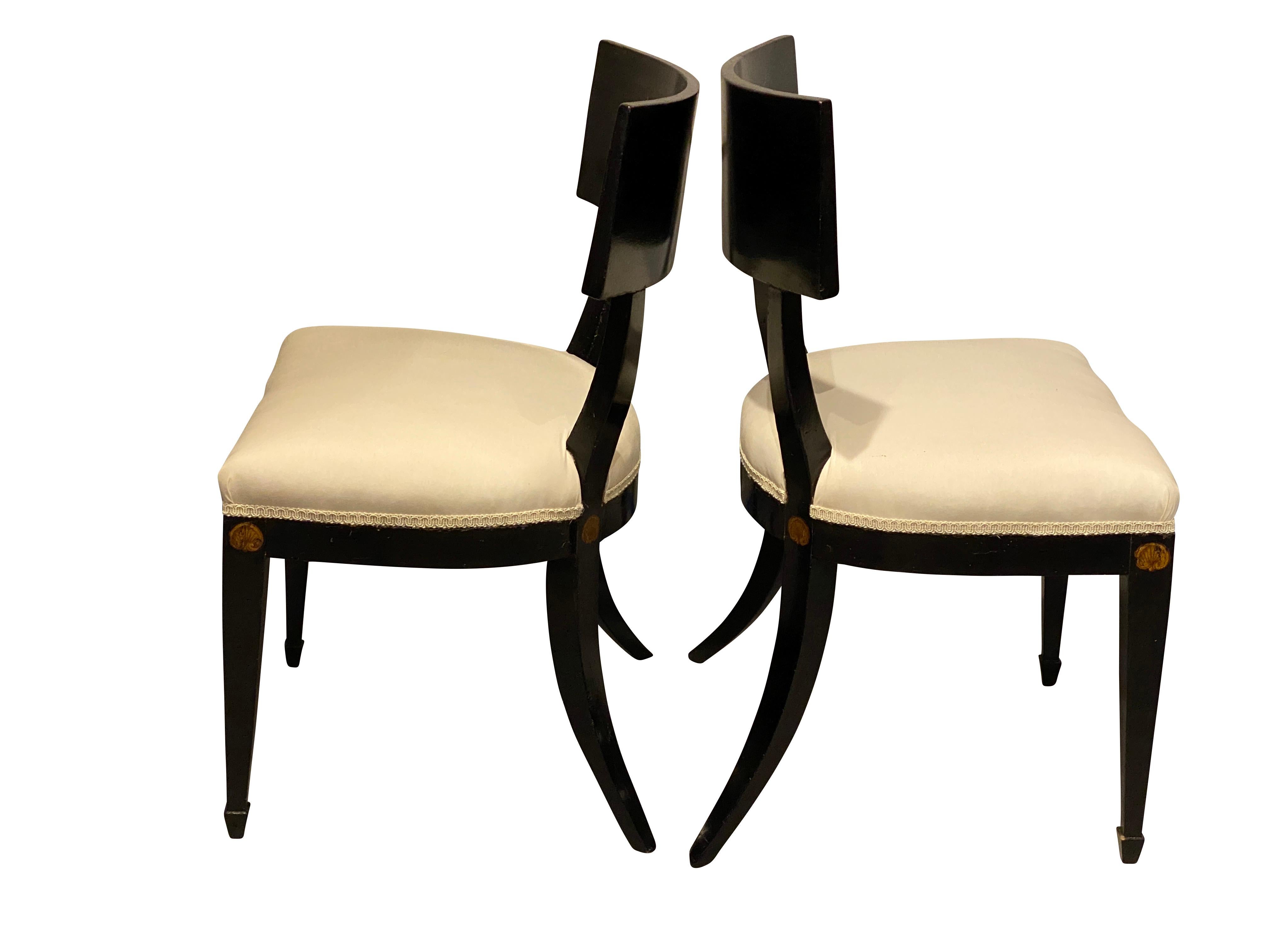 English Pair of Regency Ebonized Klismos Side Chairs For Sale